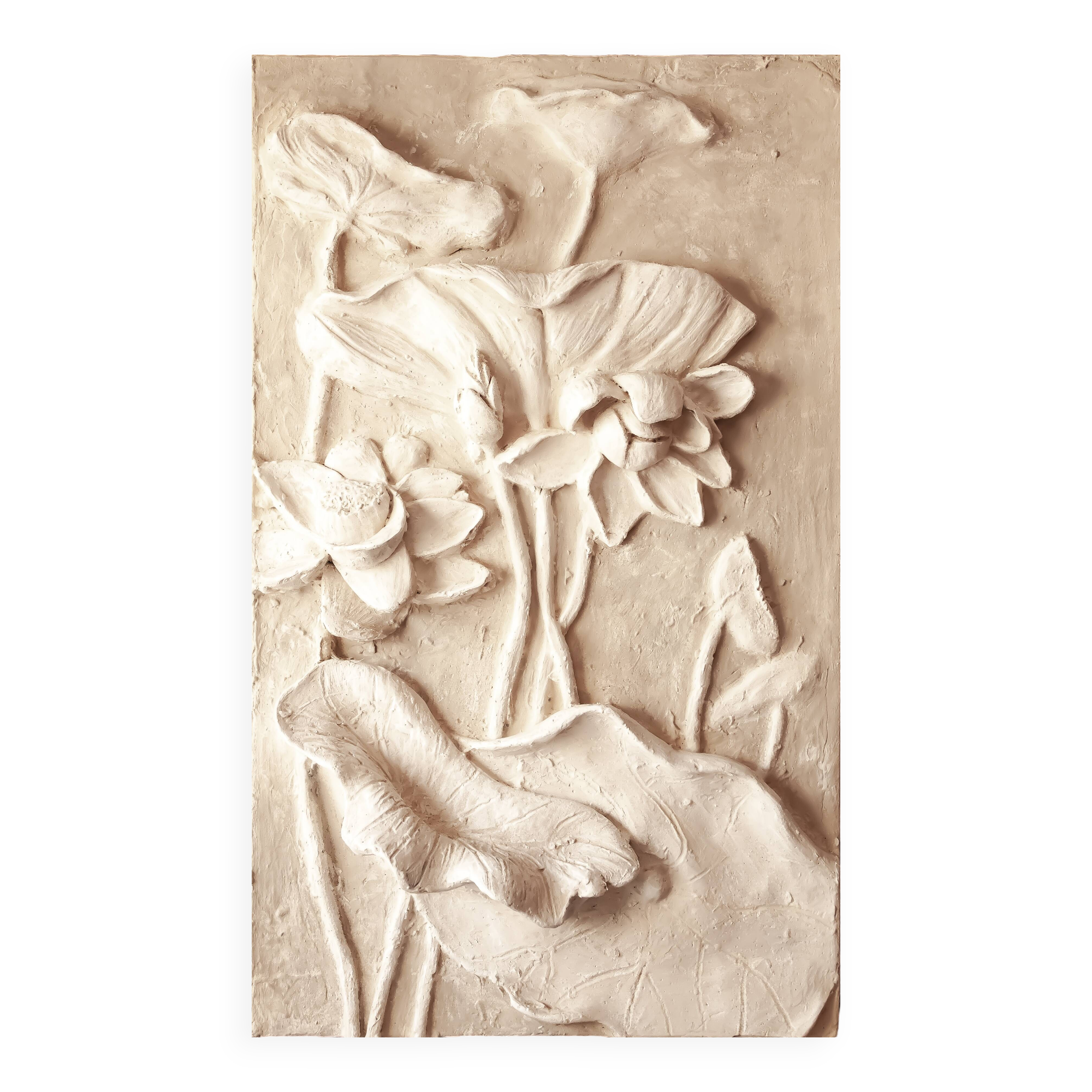 Relieve con flores. Bajorrelieve. Wall decoration.