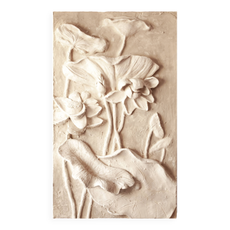 Relieve con flores. Bajorrelieve. Decoración de pared.