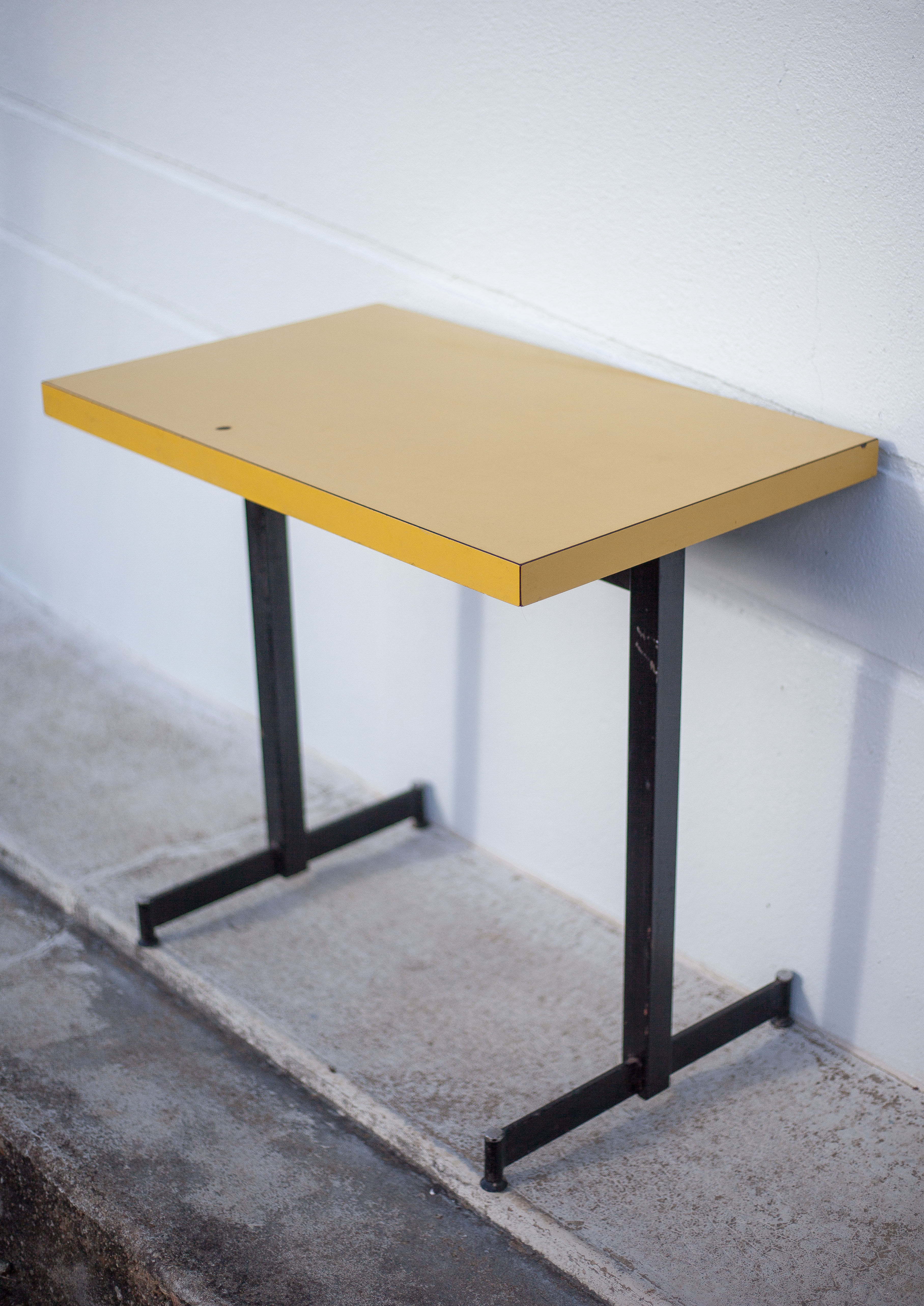 Table de bistrot en fer et formica jaune
