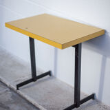 Table de bistrot en fer et formica jaune