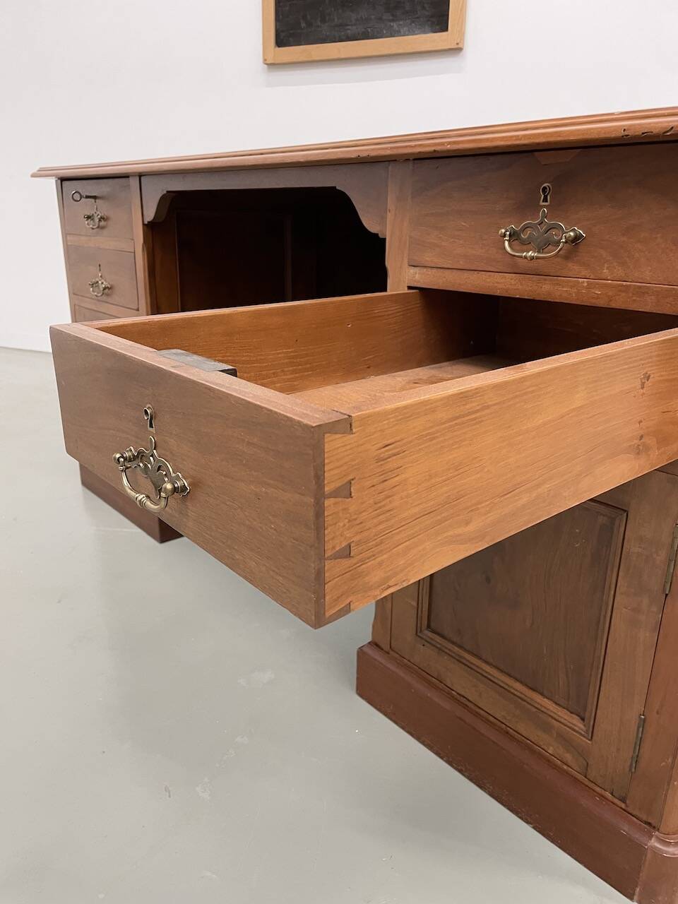 Comptoir ou bureau en noyer années 50