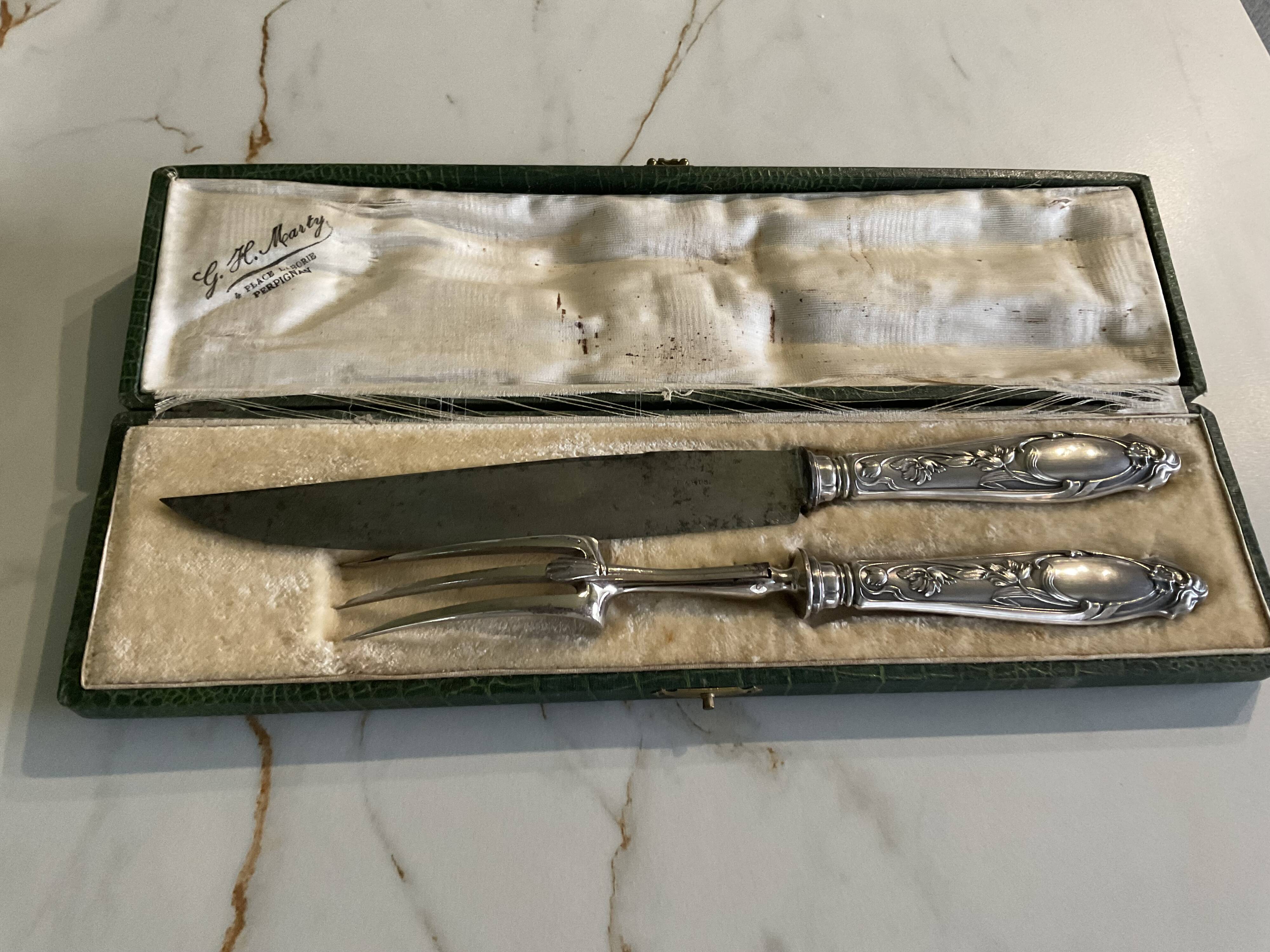 Leg cutlery set. Silver handles.