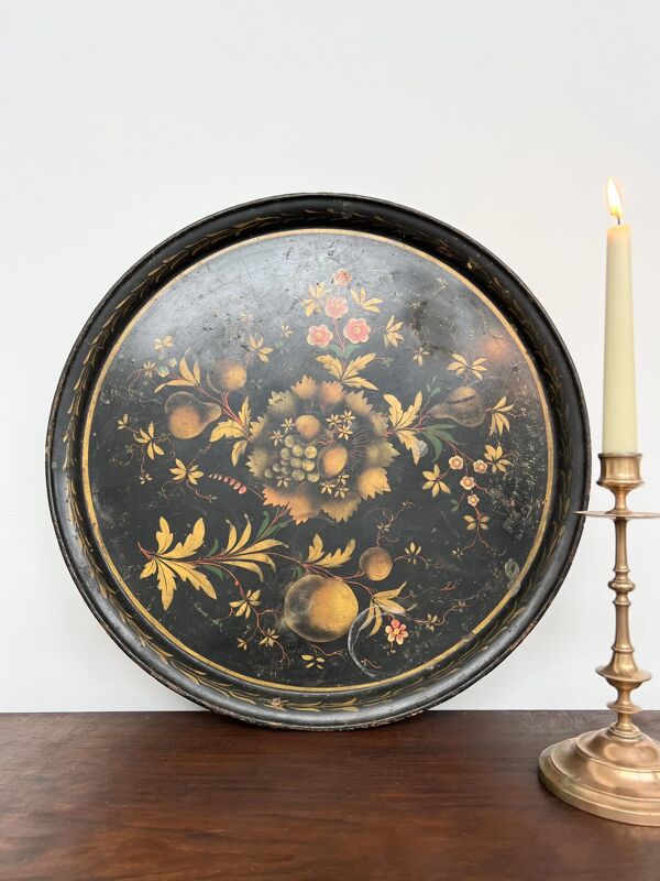 Plateau rond 19e tôle peinte noire décor fruits et raisins (49 cm)