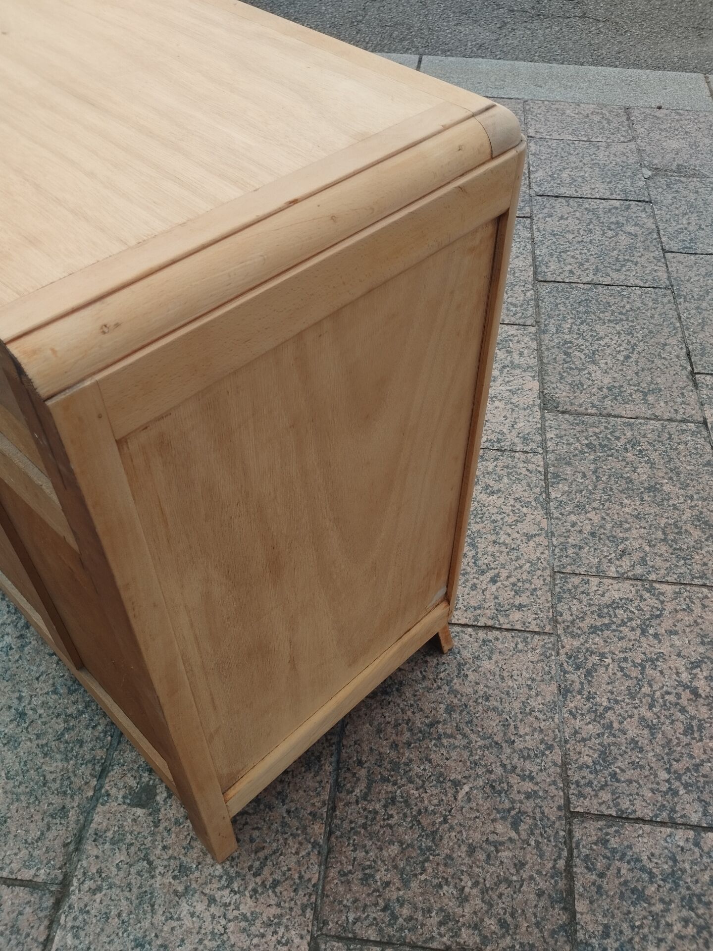 Vintage commode with tapered legs.