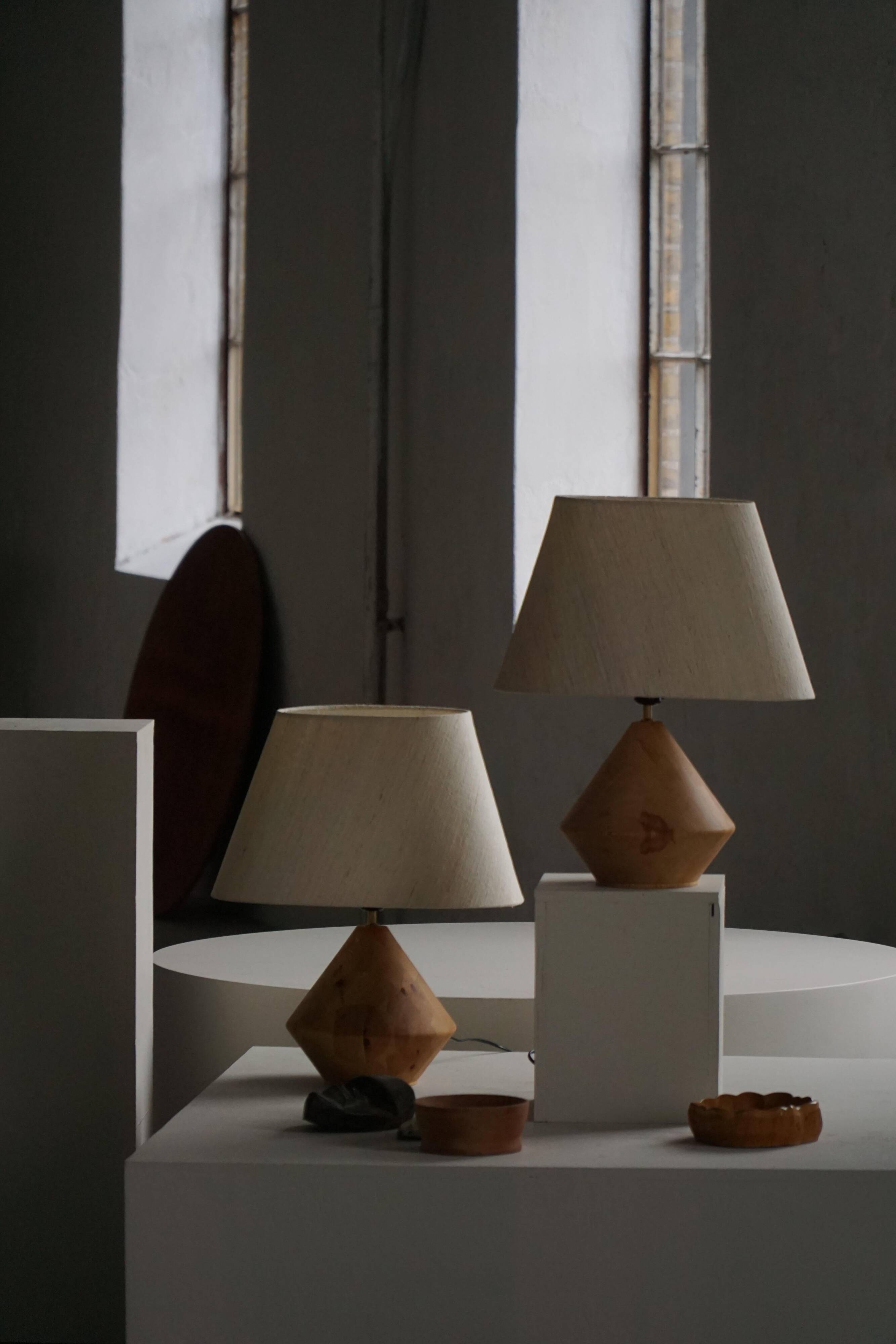 Sculptural Danish modern table lamp in wood by Kirk, 1980s.