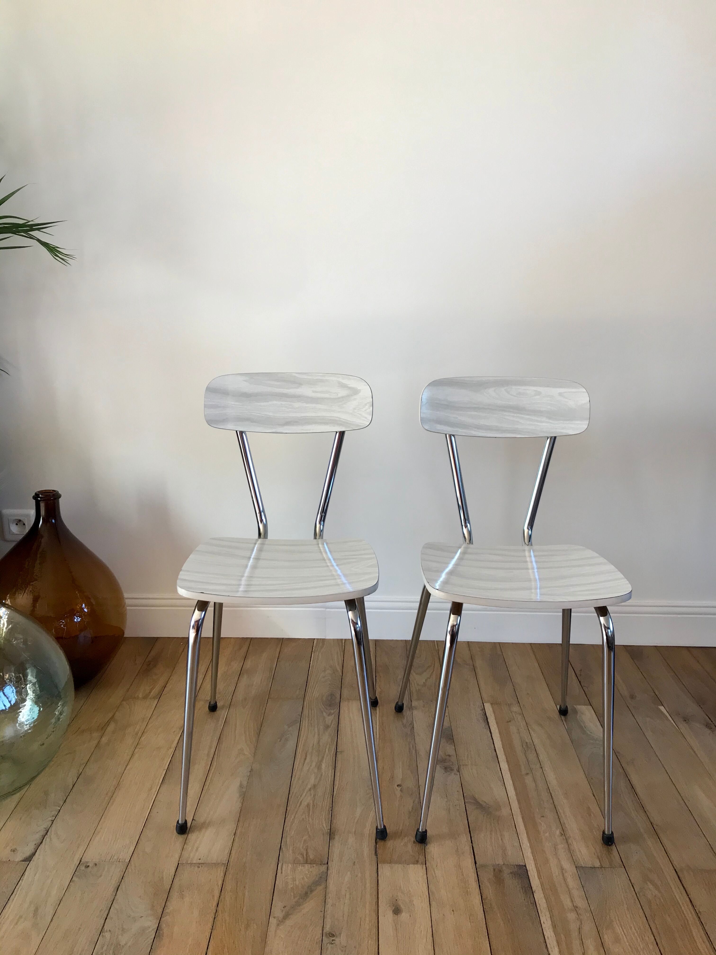 Duo de chaises en formica blanches effet marbré années 70