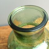 Carafe en verre vert vintage.
