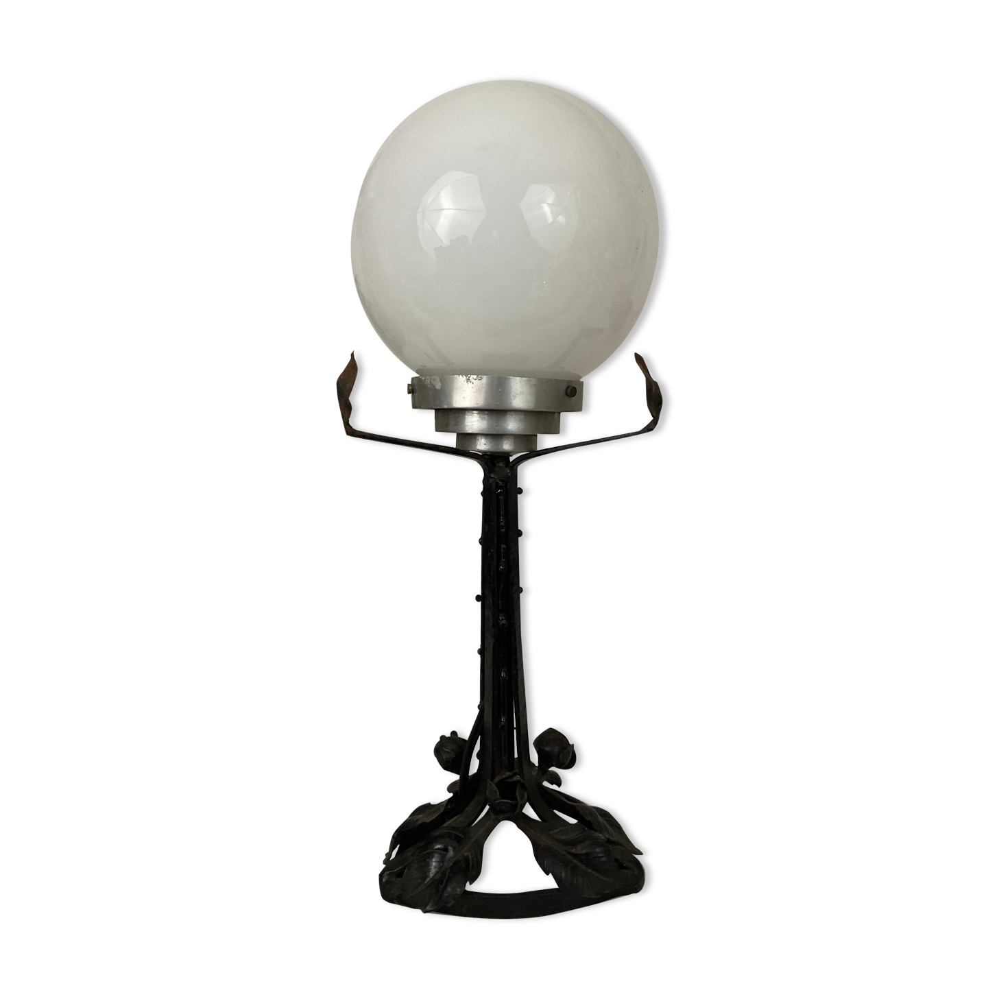 Lampe art nouveau art déco en fer forgé globe blanc