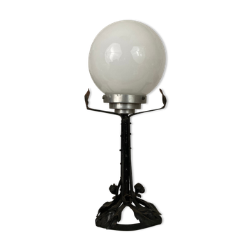 Lampe art nouveau art déco en fer forgé globe blanc