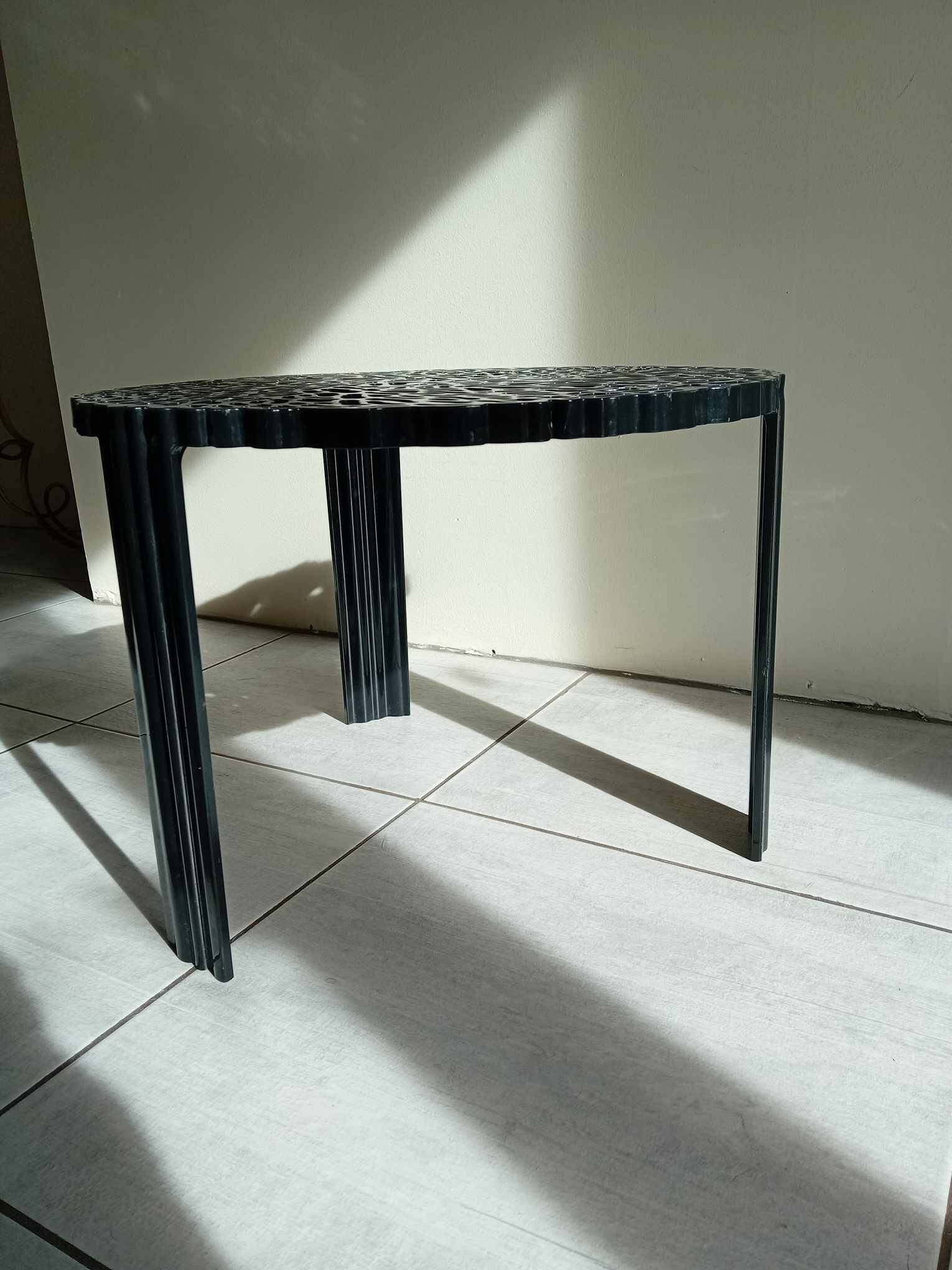 Flying coffee table Design by Patricia URQUIOLA for KARTELL