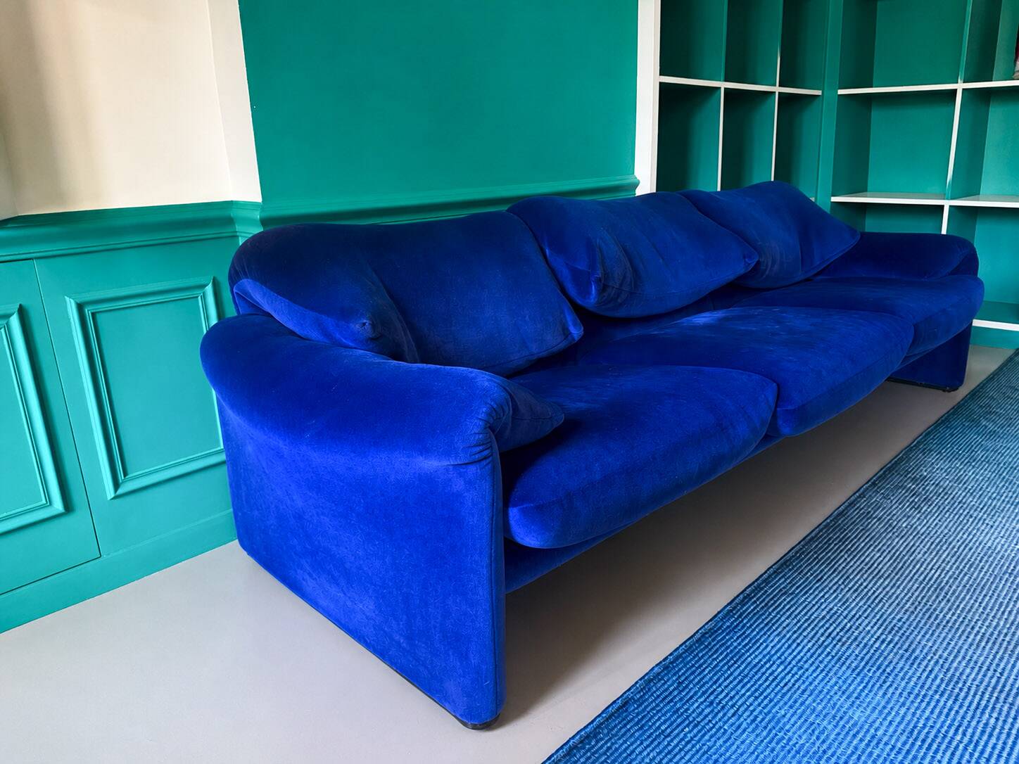Cassina Maralunga 3-seater – Vico Magistretti – Cobalt blue velvet