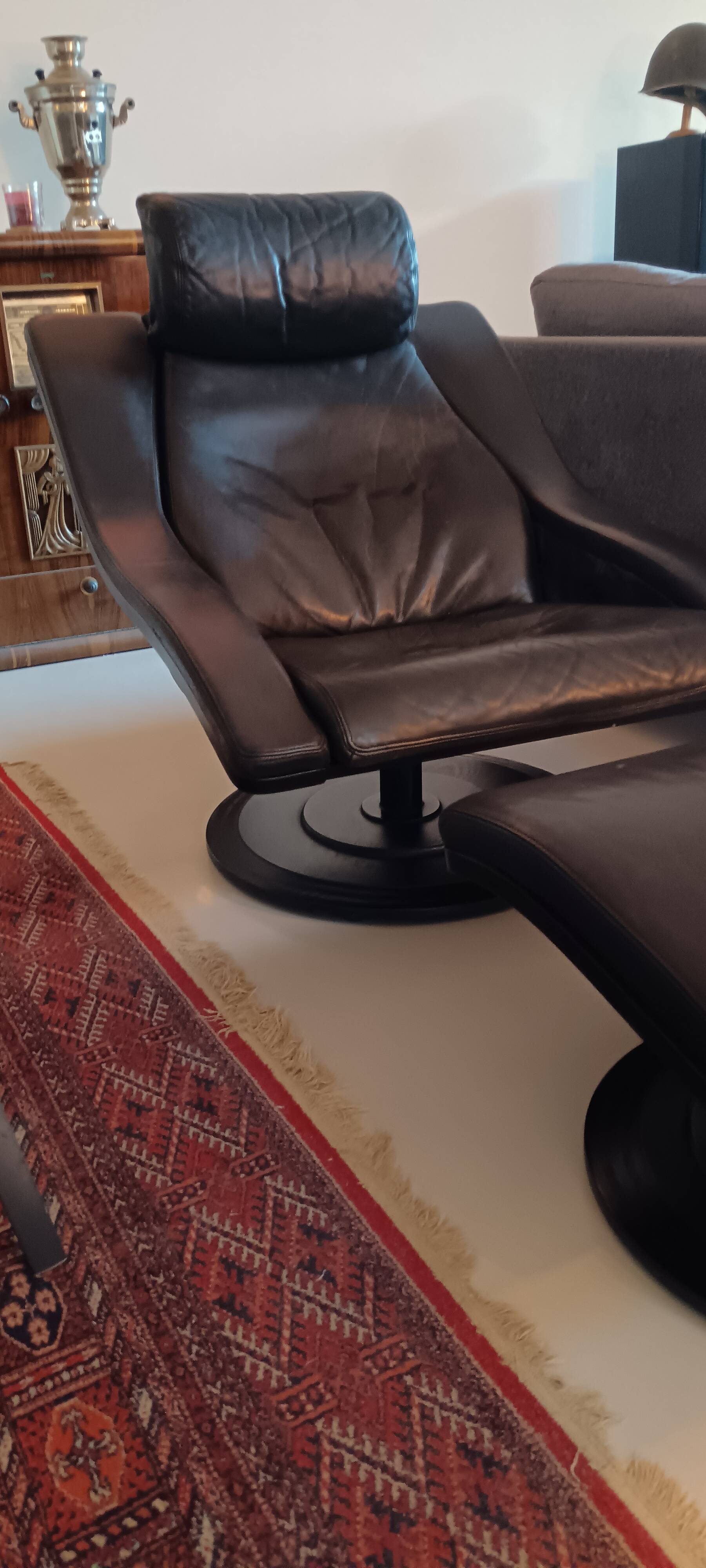 Nelo designer armchair + ottoman