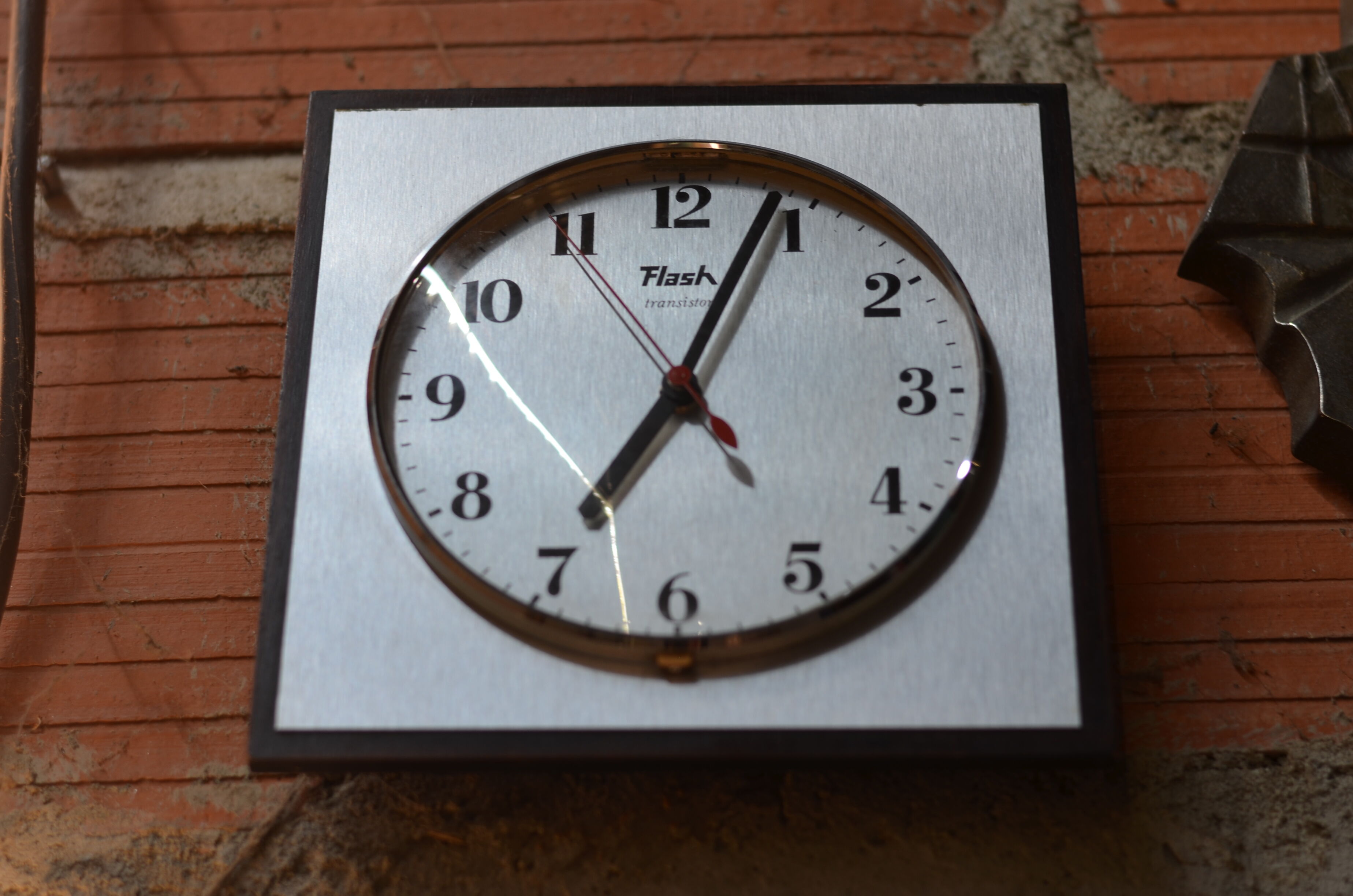 Aluminium flash clock