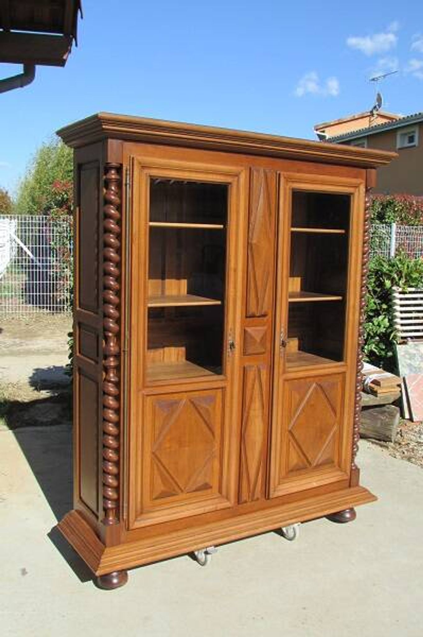 Bibliothèque en noyer , vitrine  en noyer massif