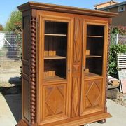 Bibliothèque en noyer , vitrine  en noyer massif