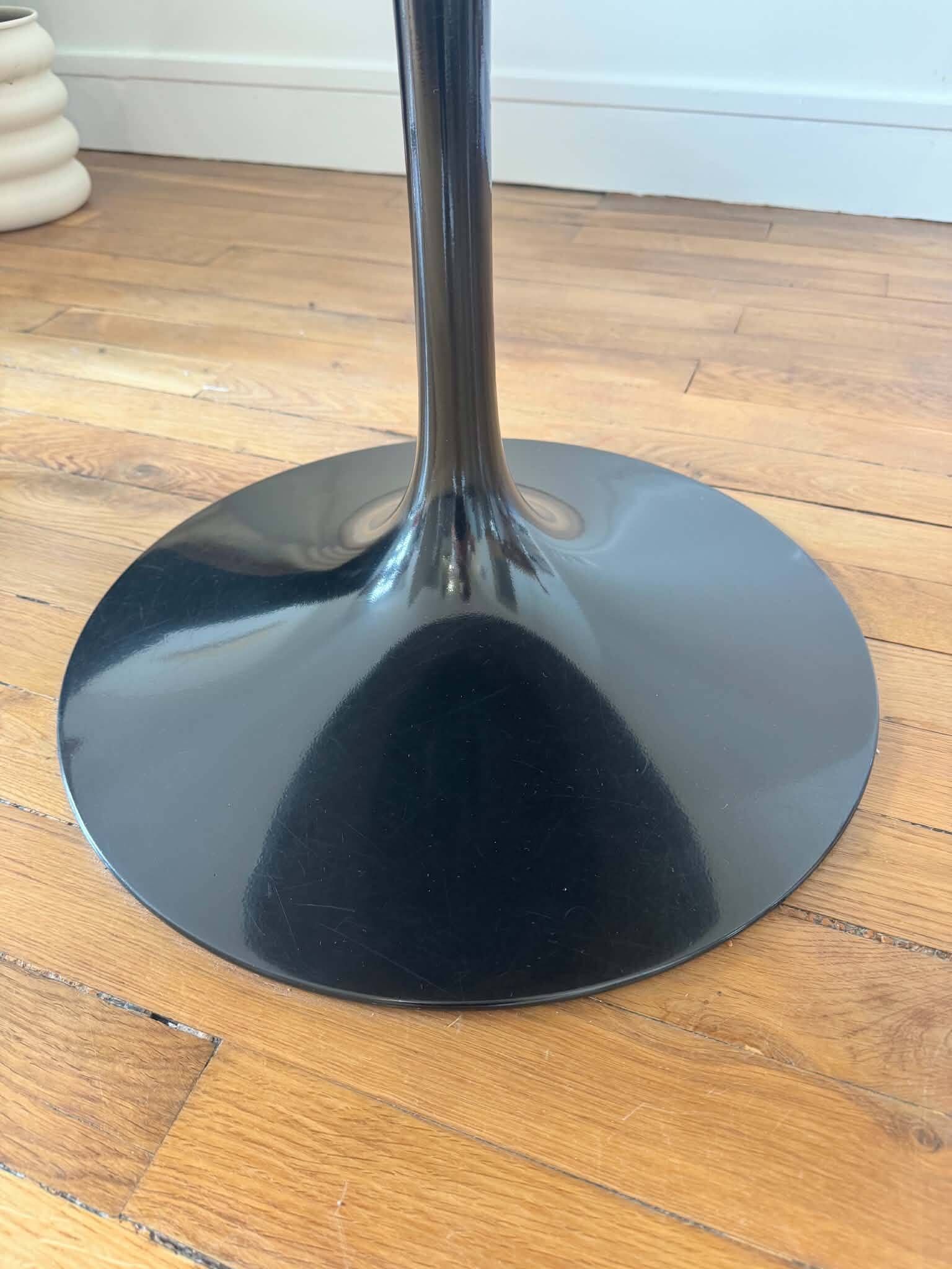 Table noire Tulipe Saarinen Knoll 90cm en marbre