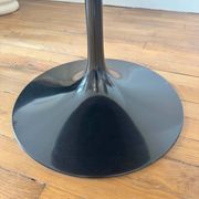 Table noire Tulipe Saarinen Knoll 90cm en marbre