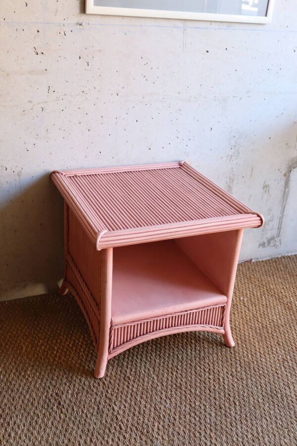 Bout de canapé ou grand chevet en rotin bambou rose vintage