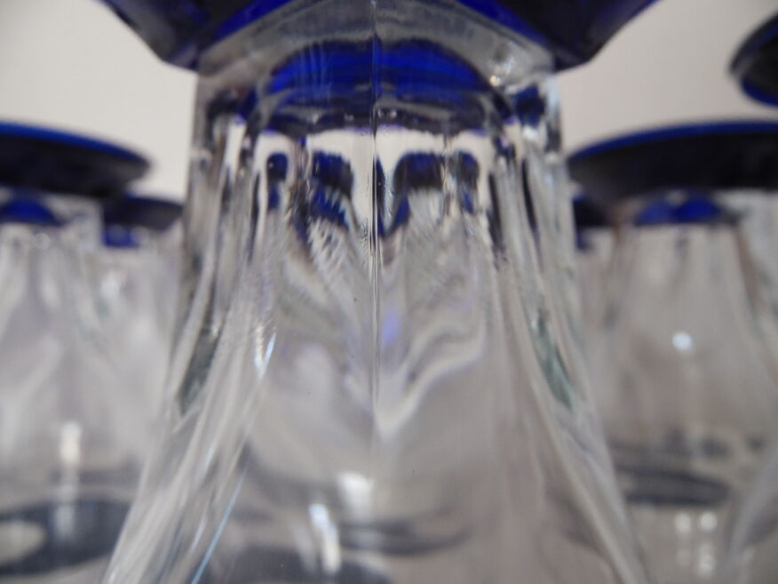 8 grands verres à eau en verre épais biseauté à la base et pied bleu pour l' eau minérale Contrex - Début de Série