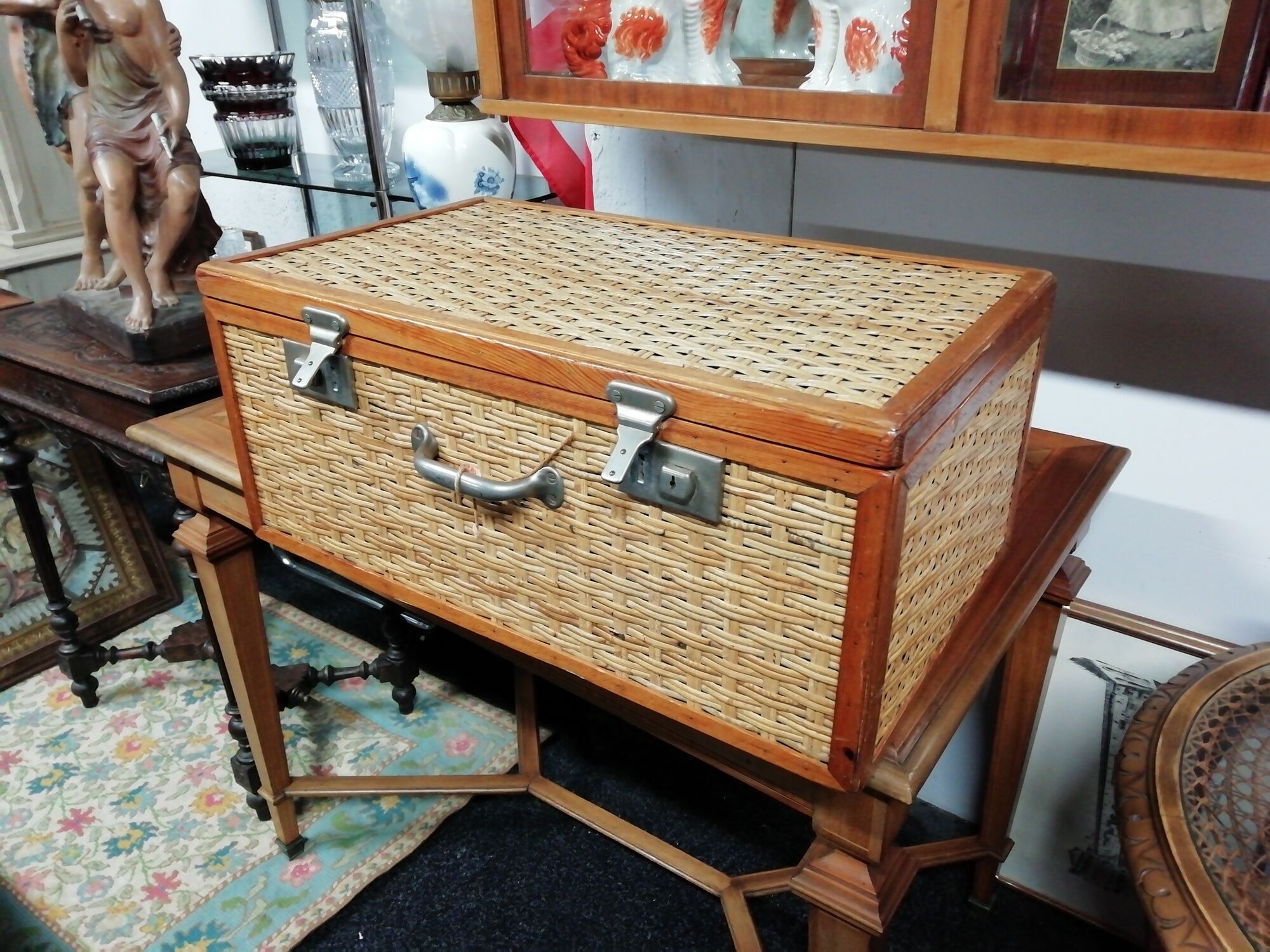 Wicker trunk braided lock and handle