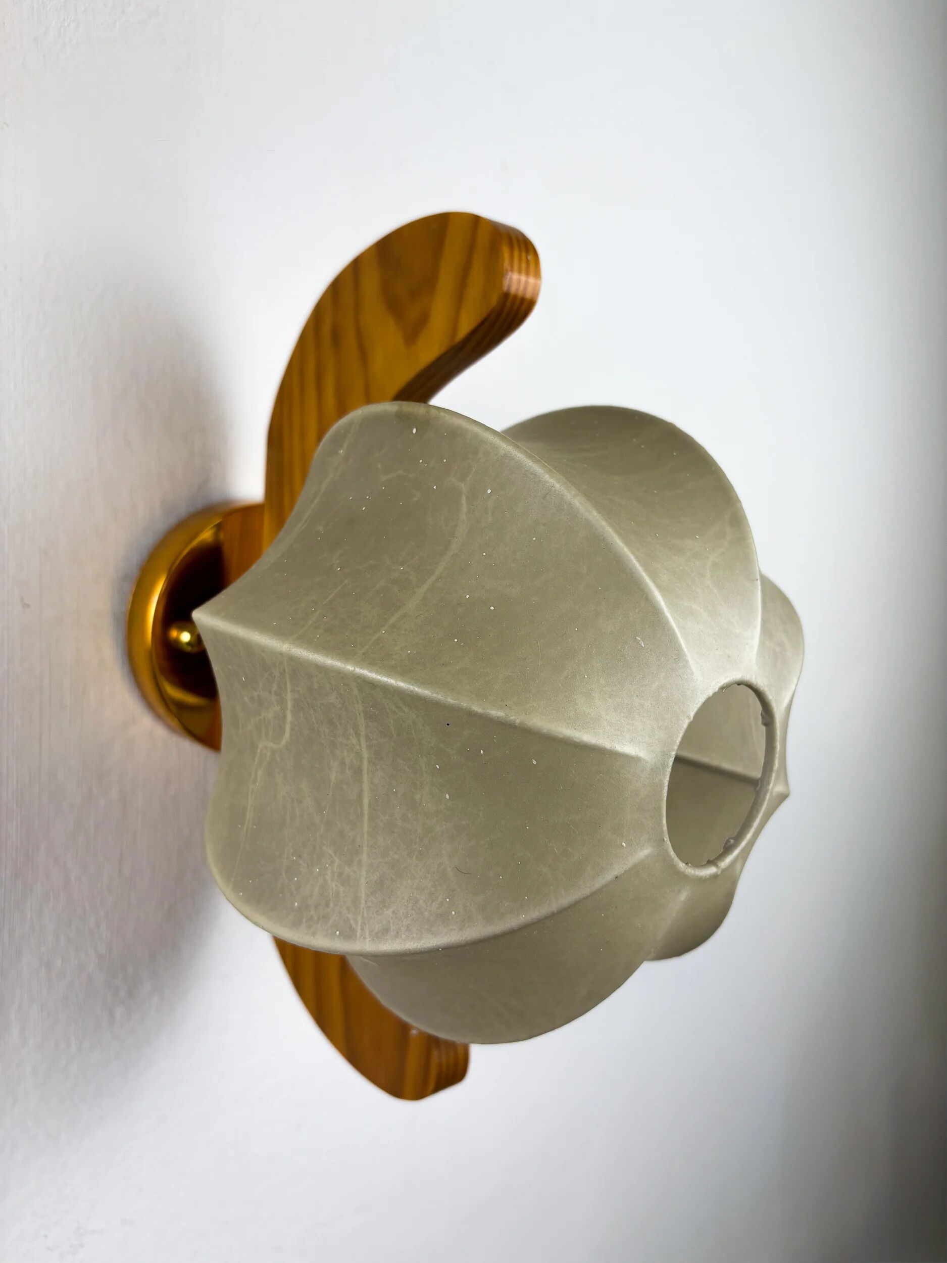 Italian "Cocoon" wall light, resin and pine wood, circa 1970s