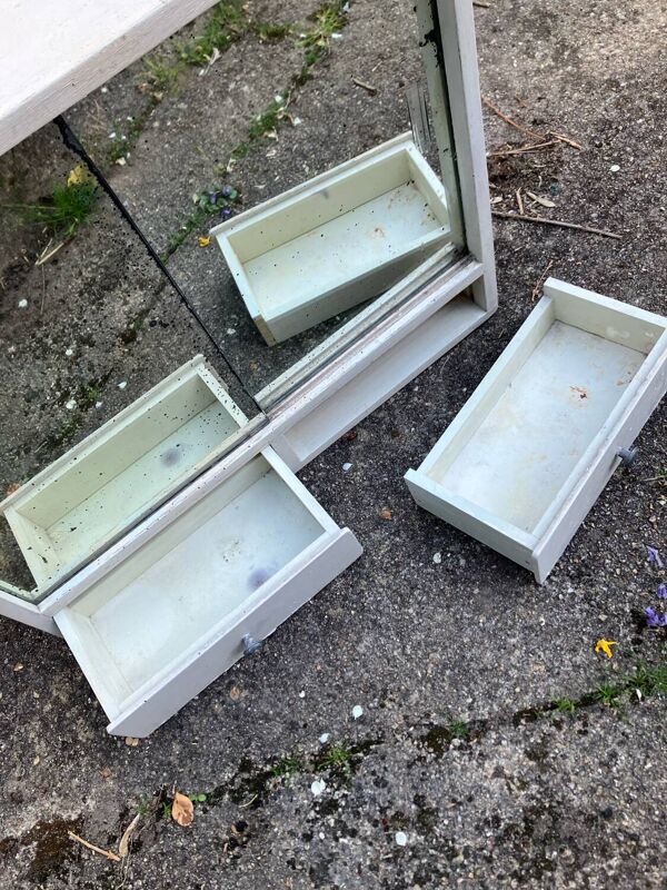 Armoire à pharmacie