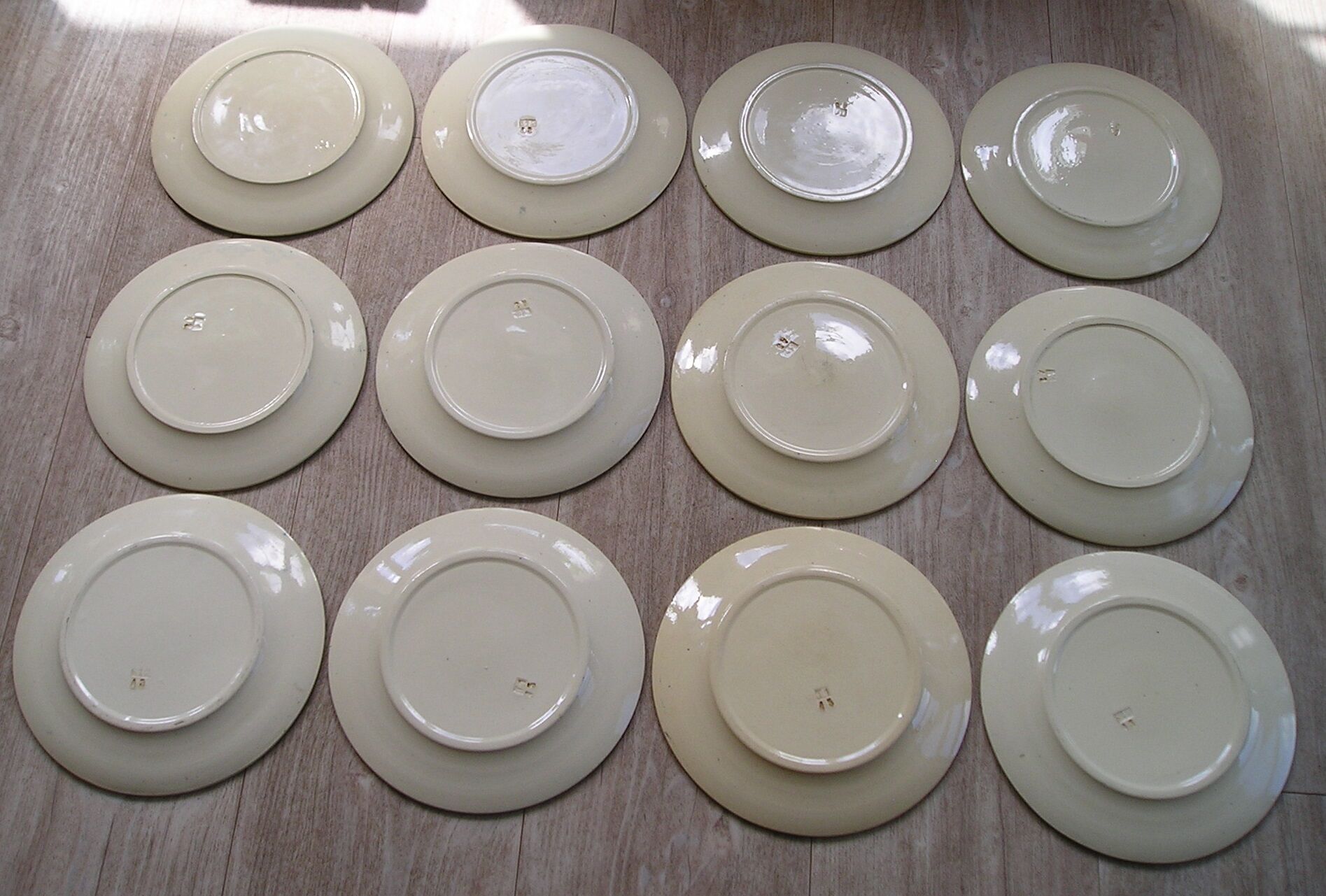 Lot de 12 assiettes plates anciennes en faience