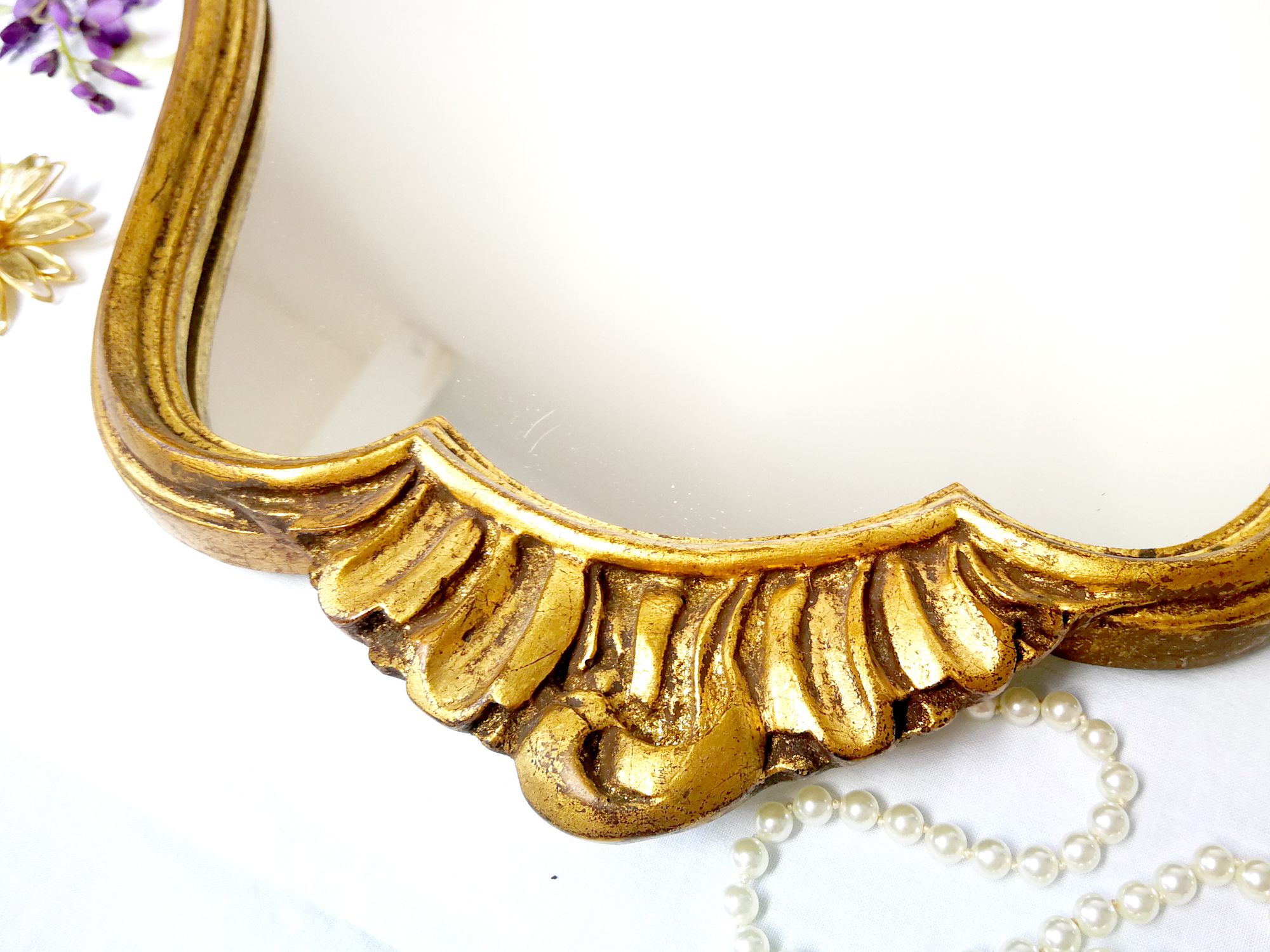Baroque-style wall mirror / H49 cm x 30 cm /Decor shell and foliage / Golden with gold leaf