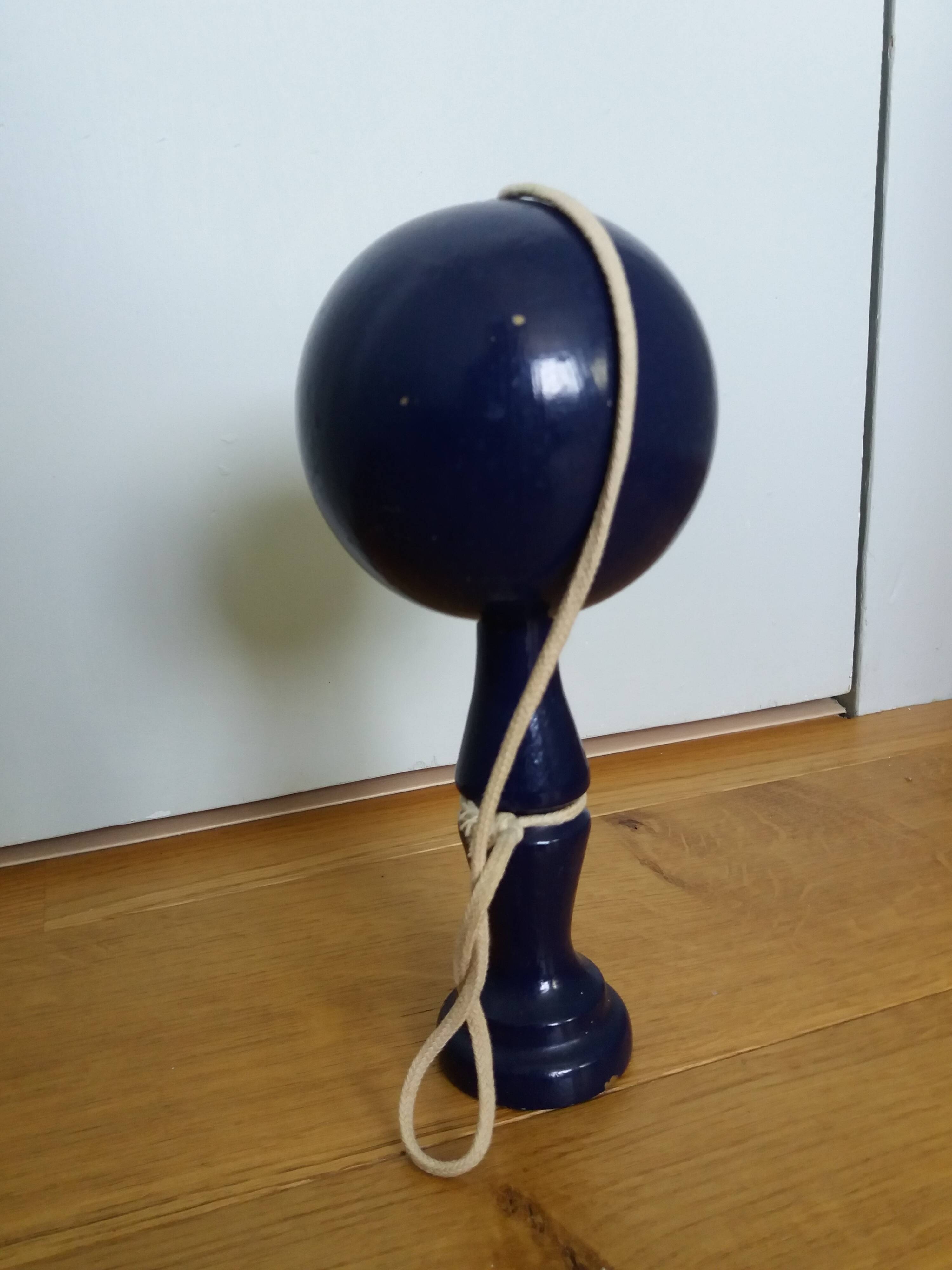 Bilboquet ancien bois laqué bleu