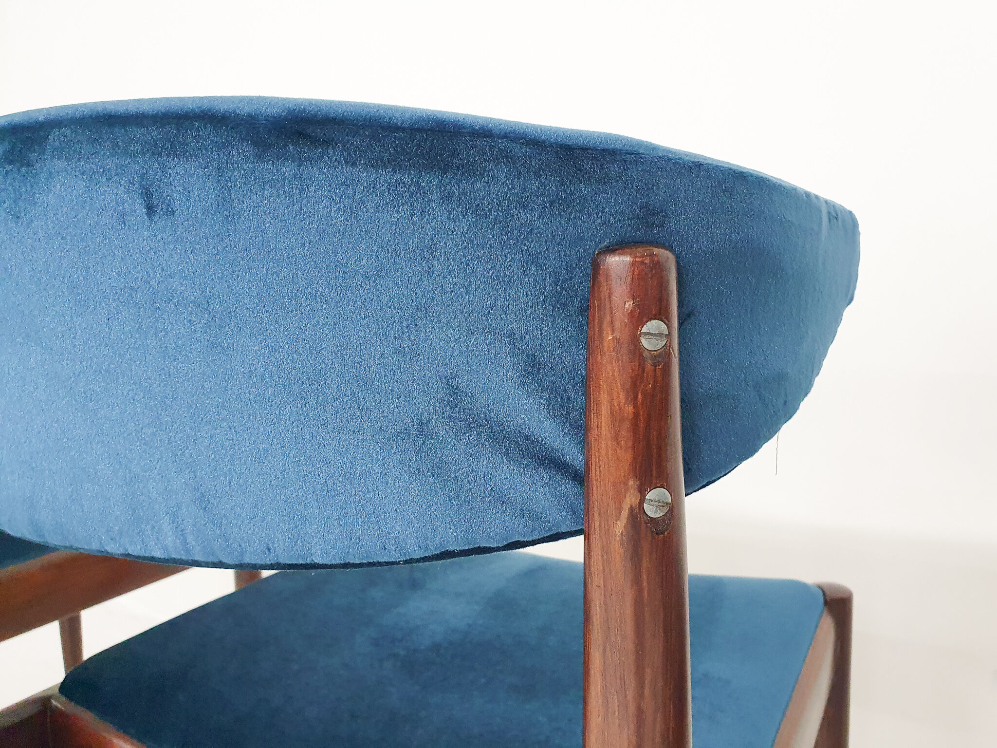 Ensemble de quatre chaises de salle à manger en palissandre et velours par Topform, Pays-Bas des années 1950