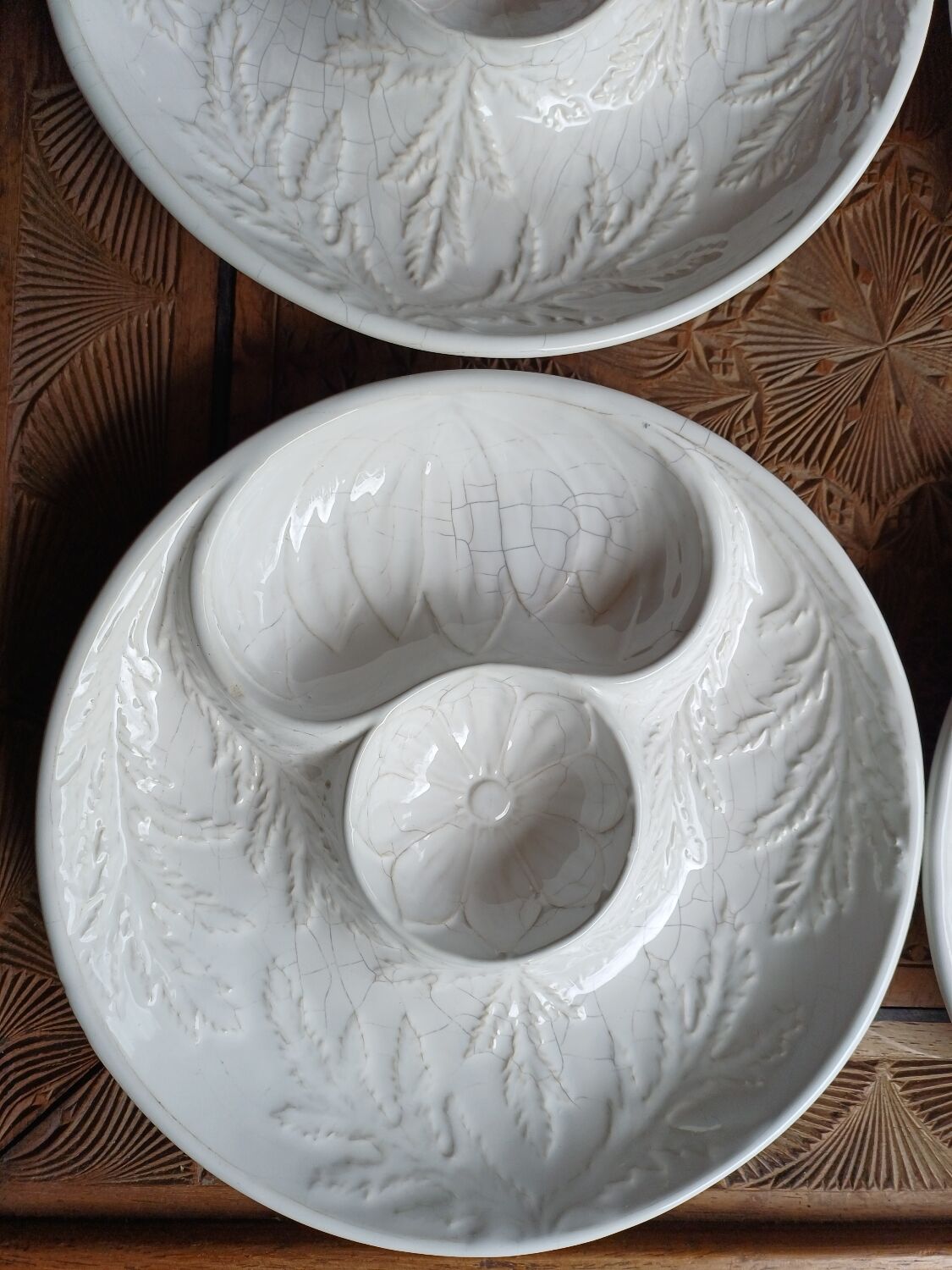 4 barbotine plates with artichoke pattern from Bordallo.