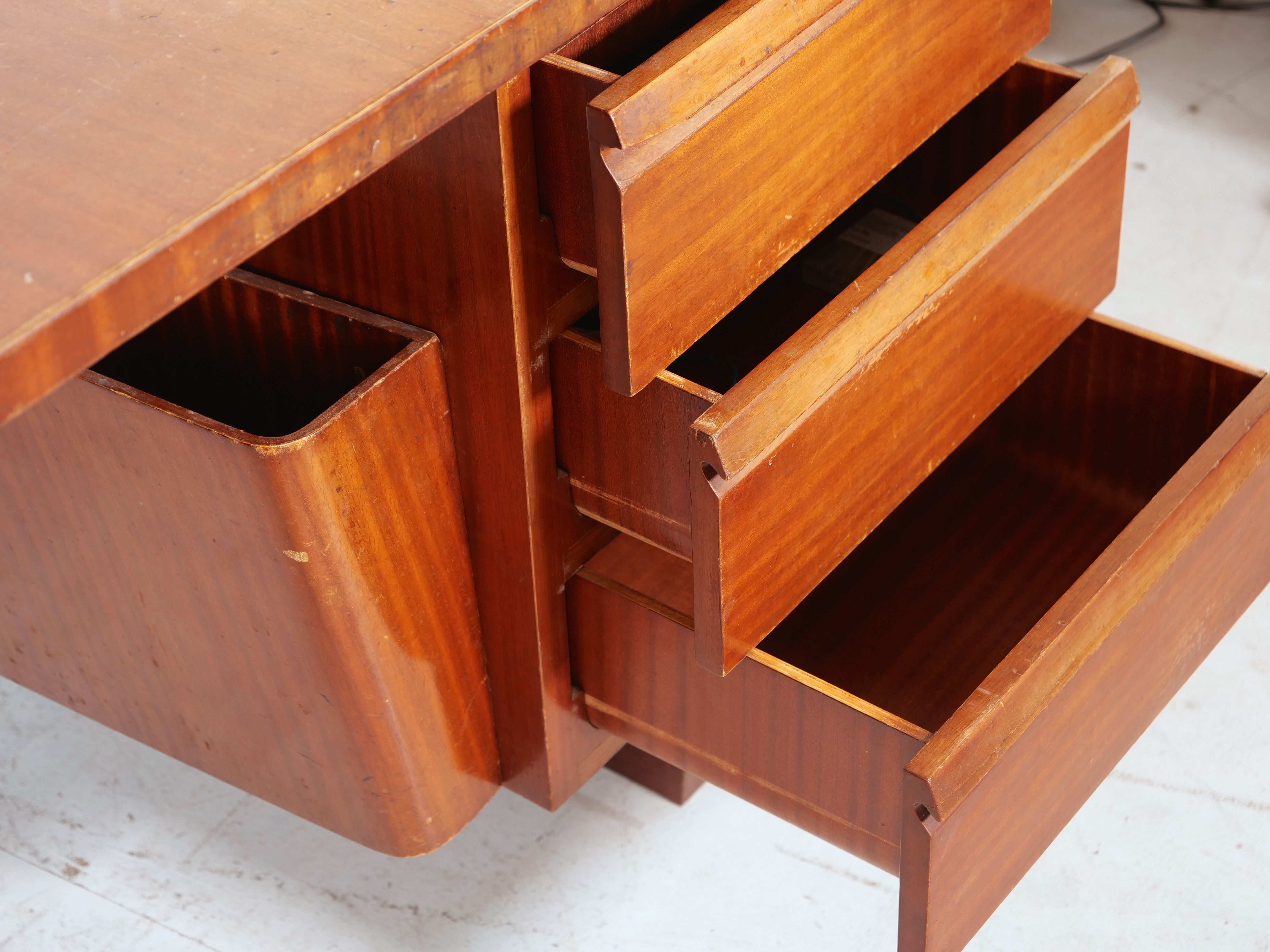 Executive desk model Boomerang standard from De Coene