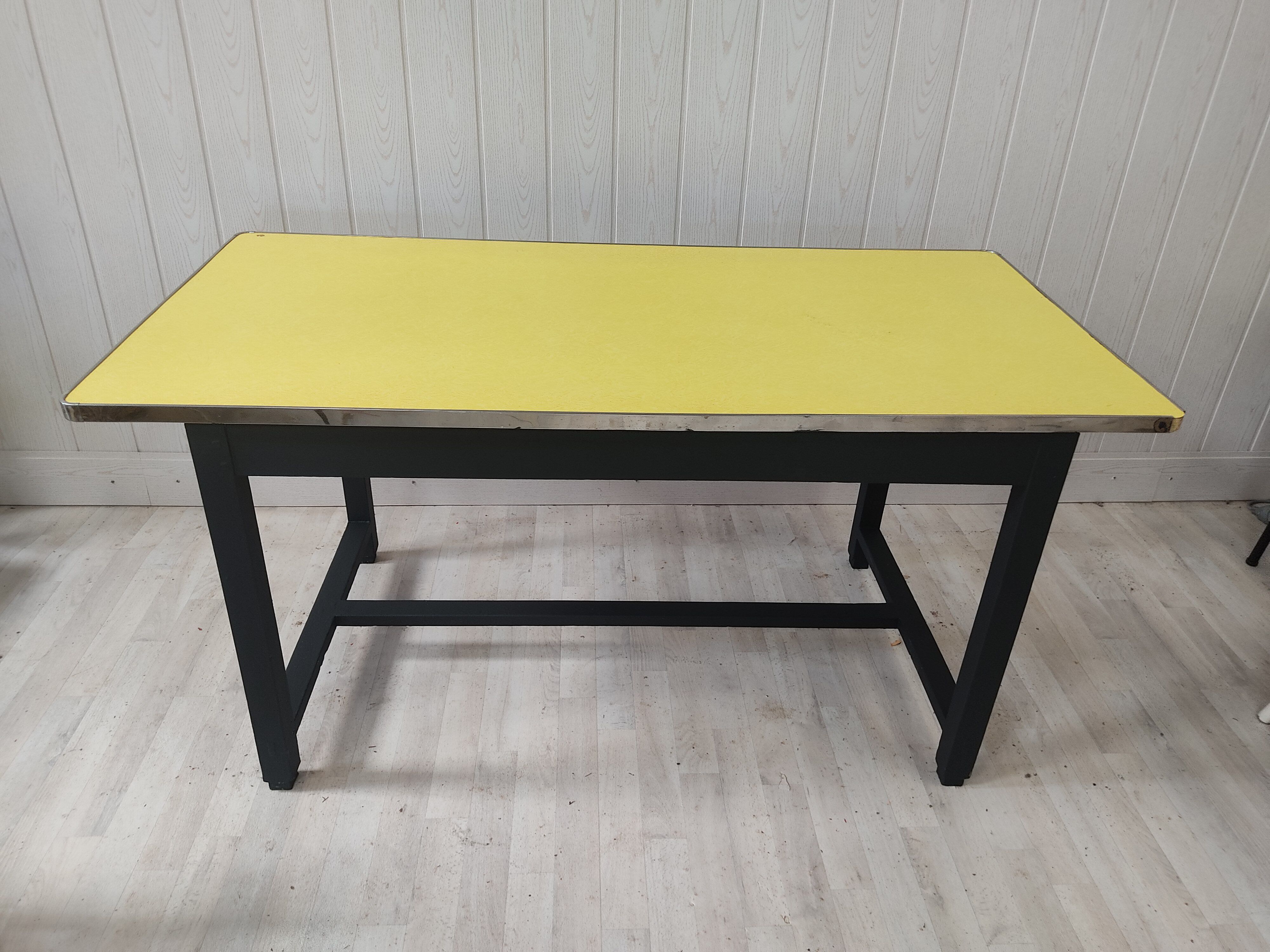 Table vintage bois et formica jaune