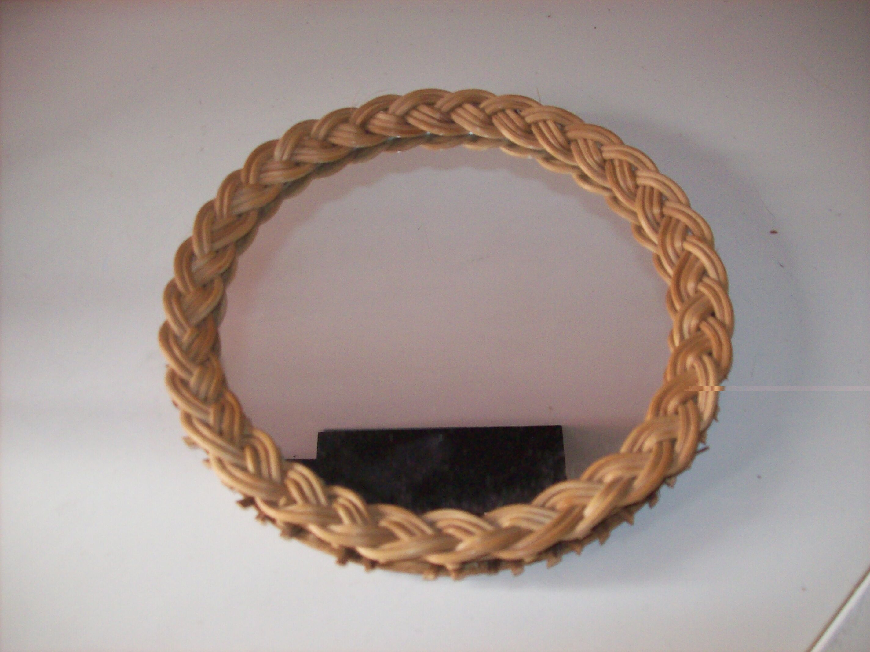 Wicker mirror in its juice