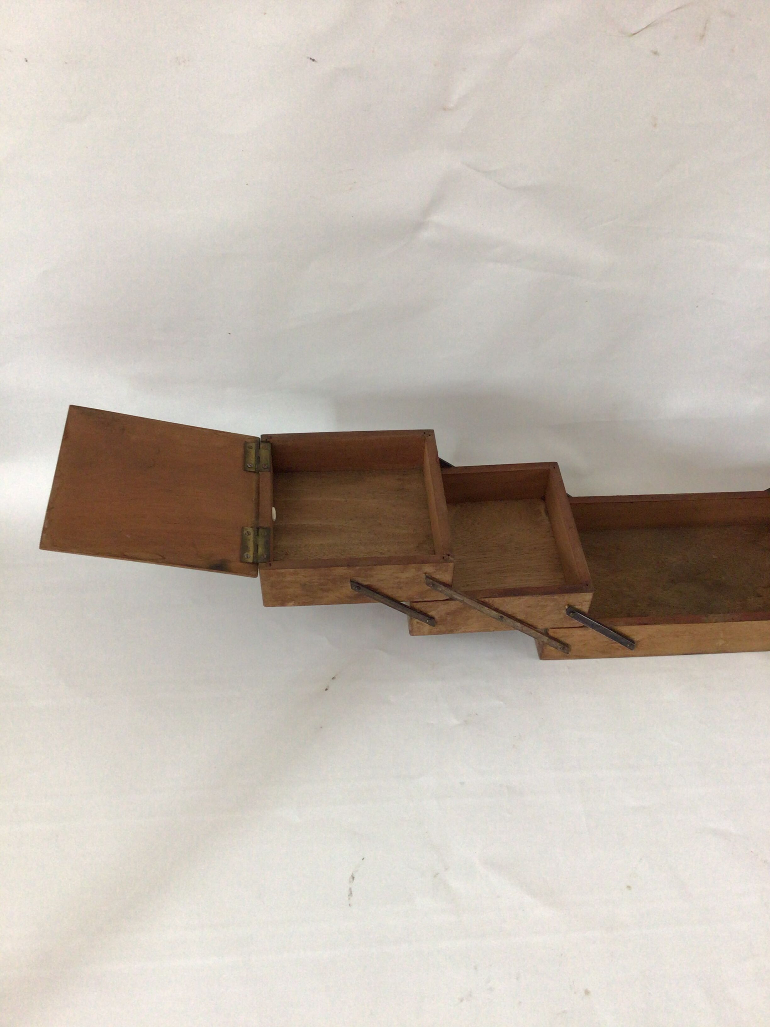 Wooden laying worker