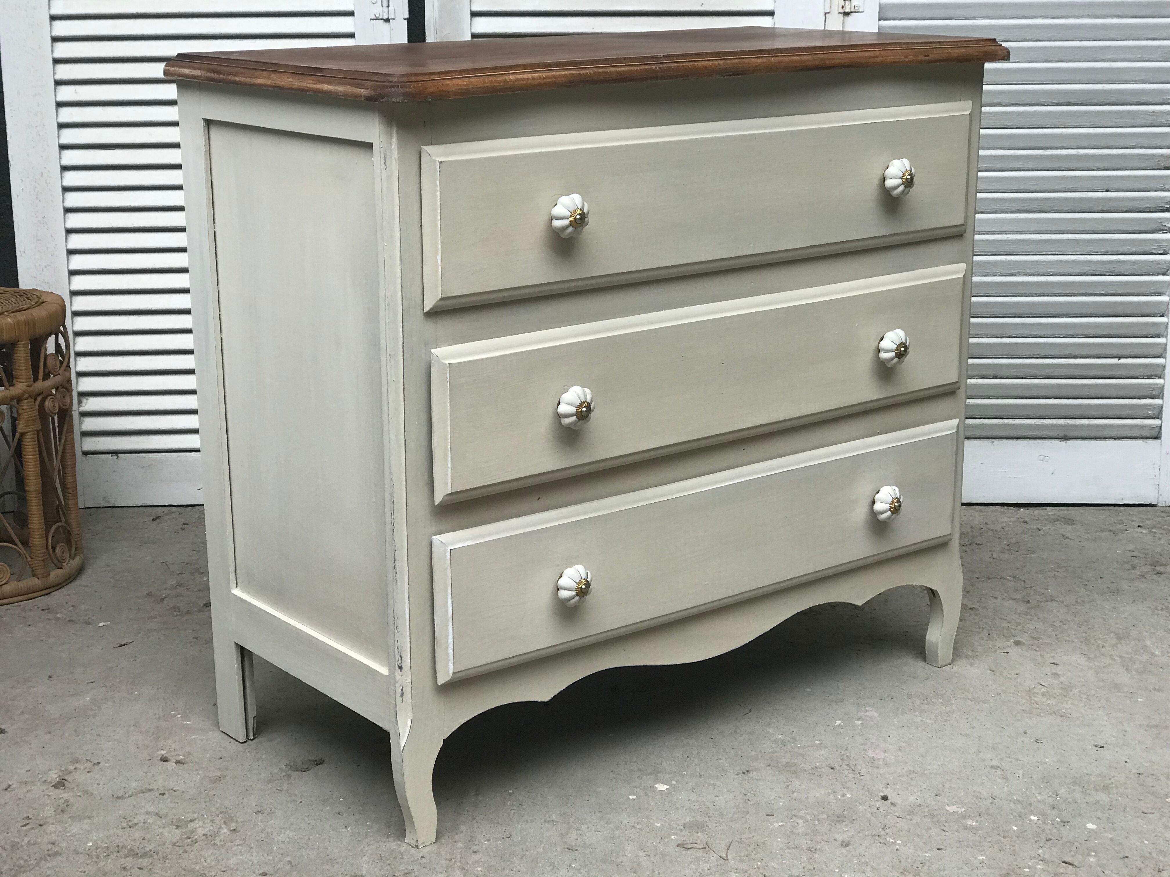 Old White chest of drawers