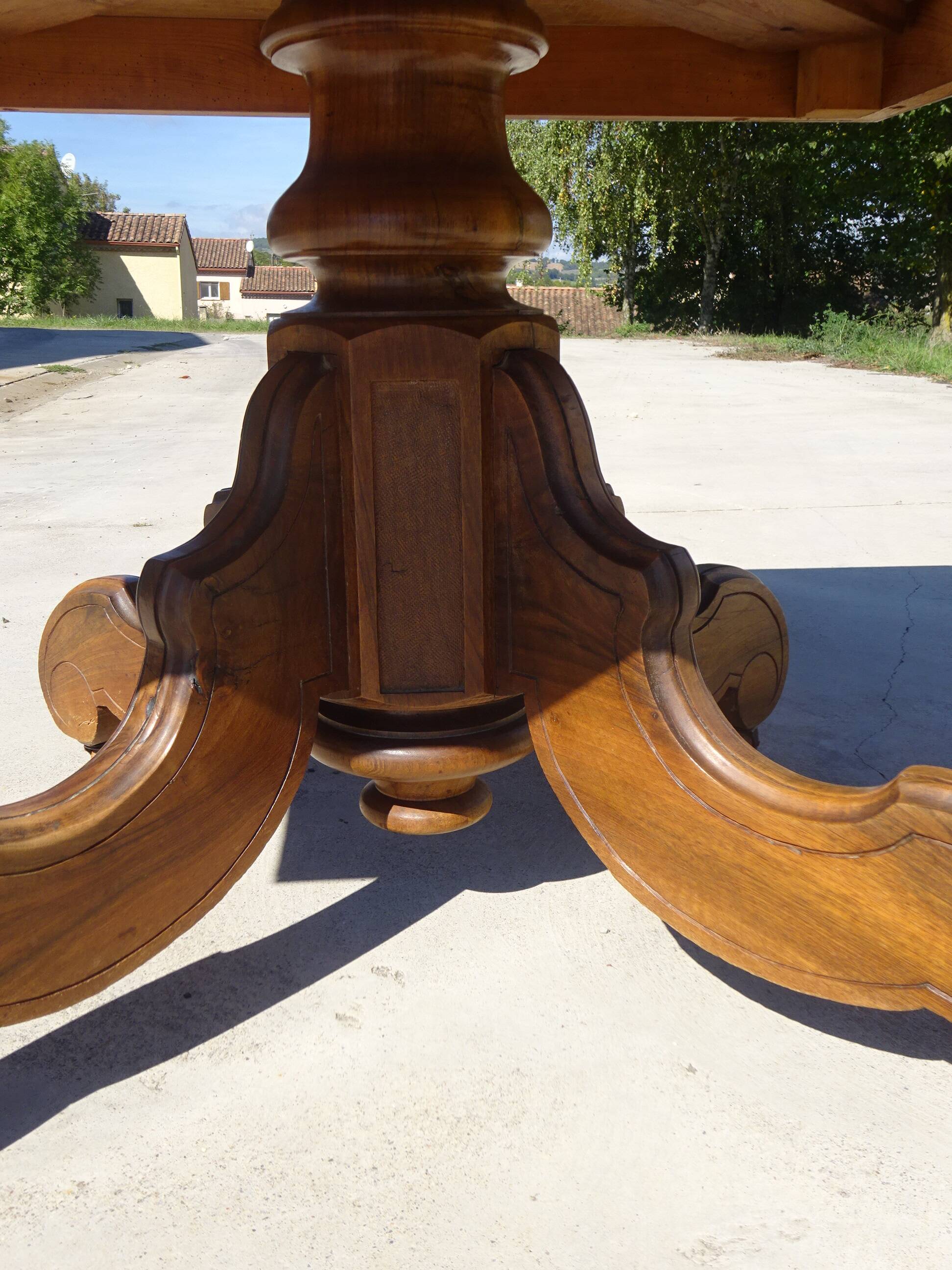 Ancienne table carrée en noyer avec pied central