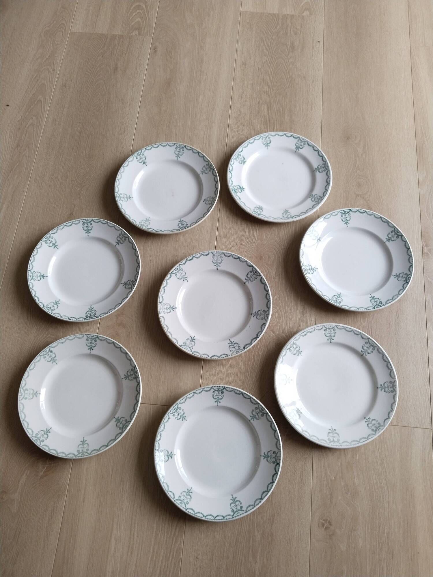 Set of 8 Moulin des Loups earthenware dinner plates, Garlands