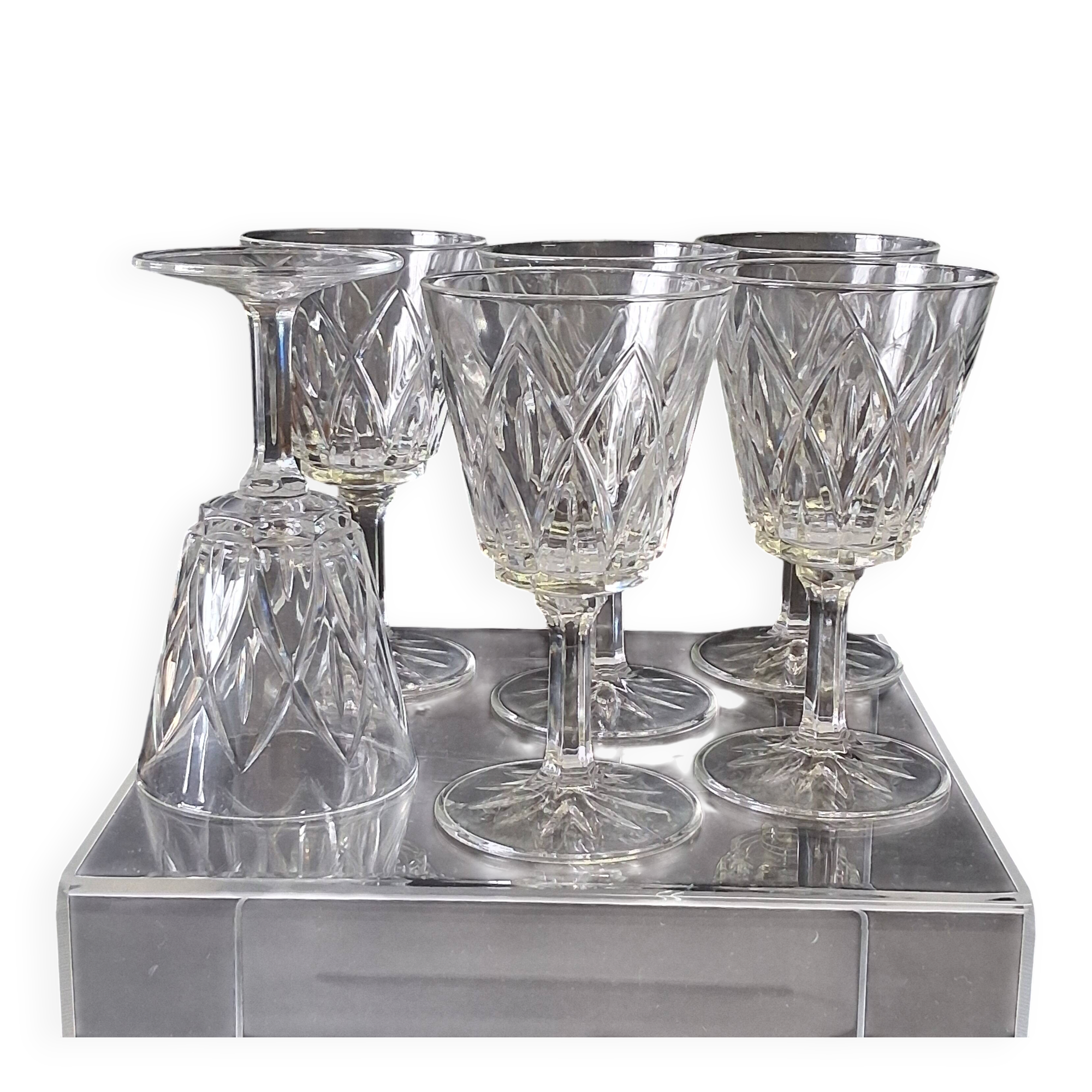 6 large wine glasses in semi-crystal from VMC in good condition.
