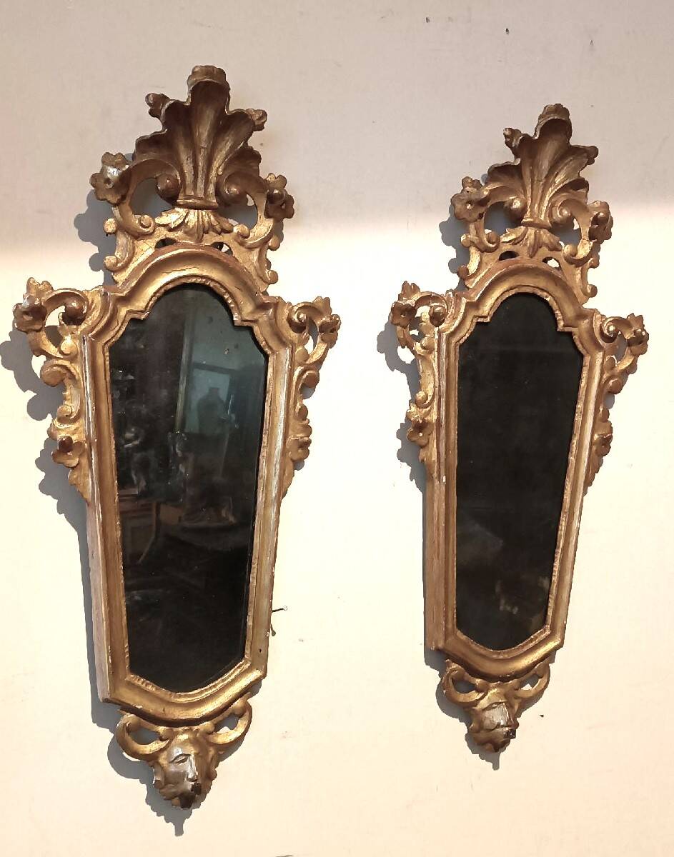Ancienne paire de miroirs en bois sculpté et doré