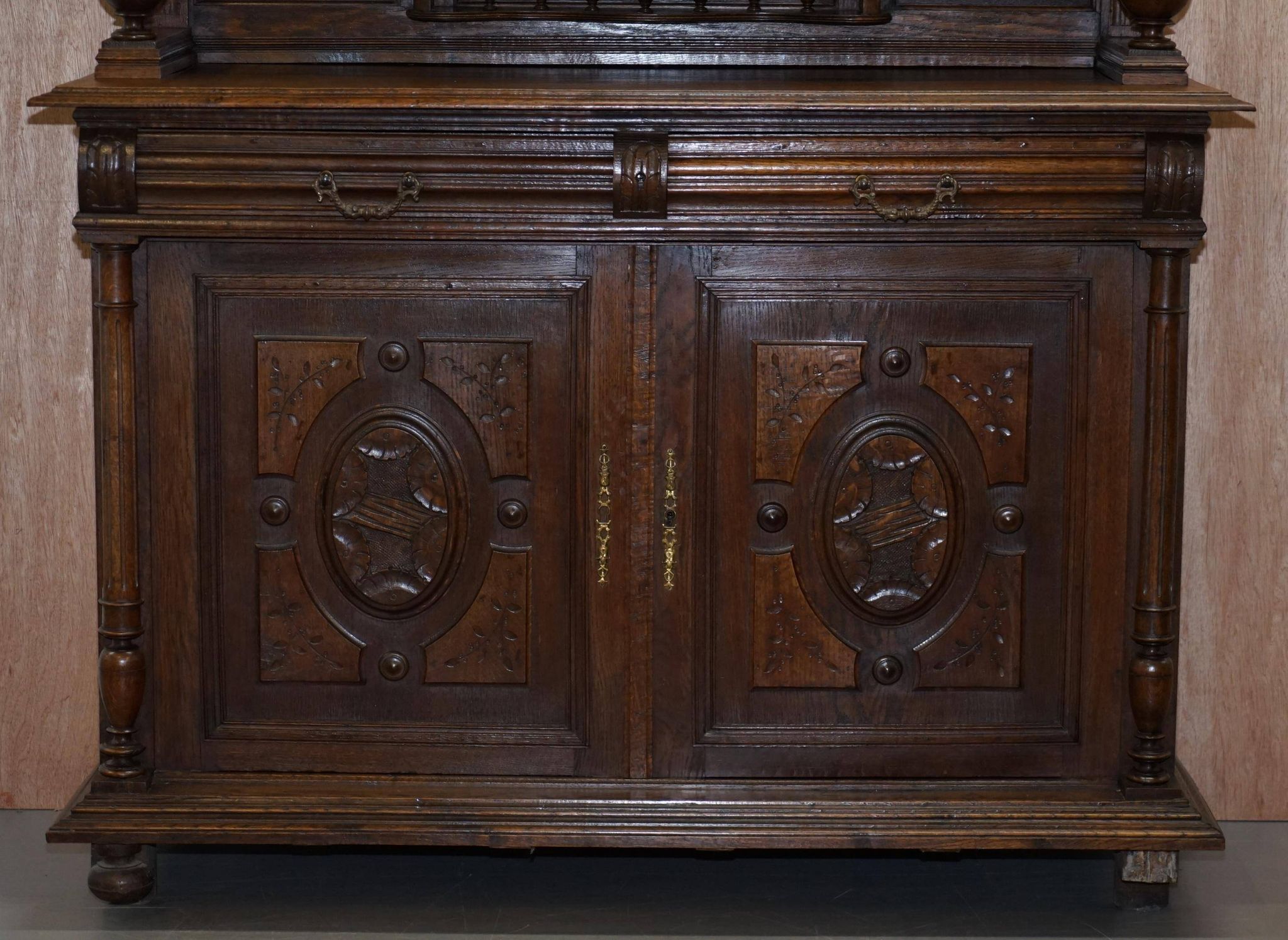Armoire Néerlandaise Sculptée en Chêne Massif Début XIXe Siècle