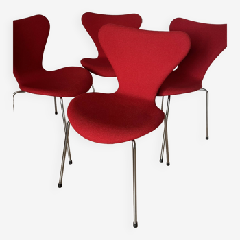 4 Arne Jacobsen 3107 Chairs / Fritz Hansen