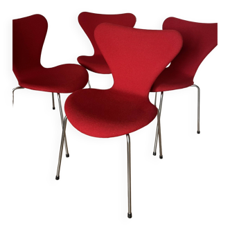 4 Arne Jacobsen 3107 Chairs / Fritz Hansen