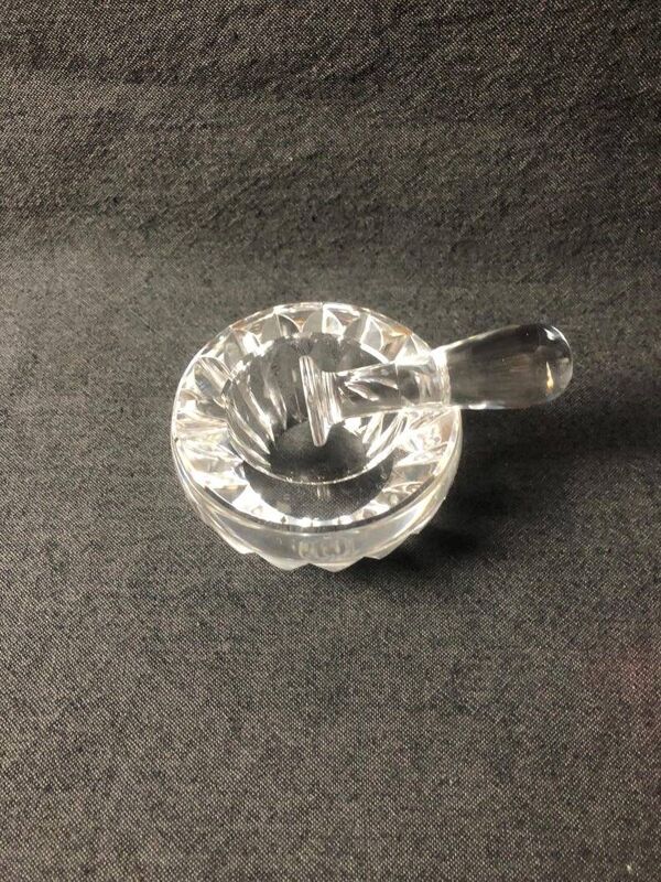 Cendrier en cristal Baccarat, motif Mortier et pilon, estampillé, France