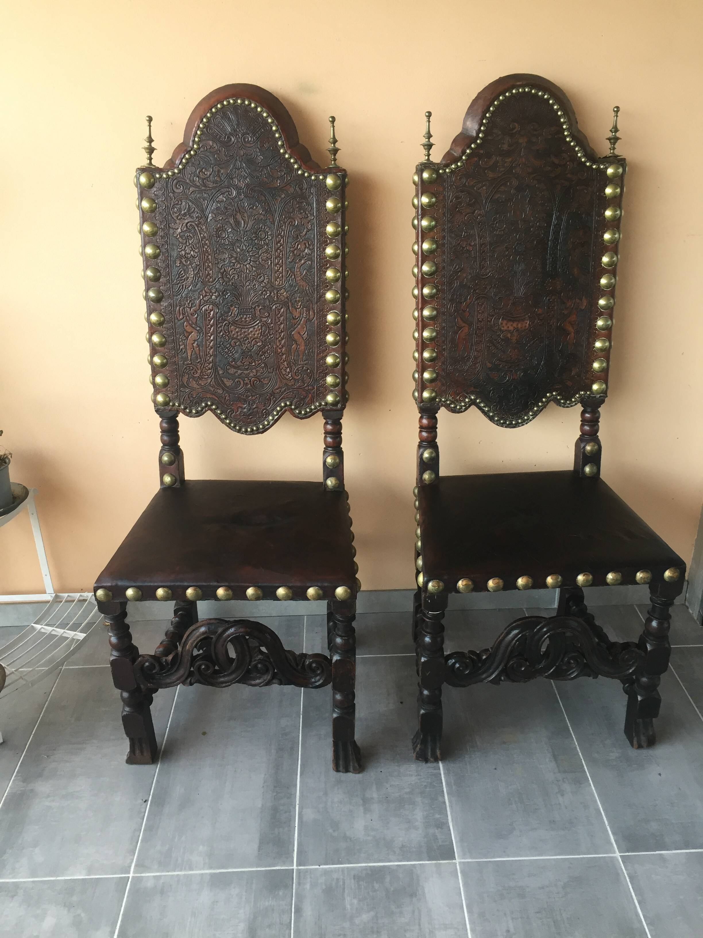 Paire de chaises en cuir de Cordoue