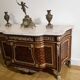 Un buffet style Louis XV avec marbre blanc, orné de bronze, cinq tiroirs