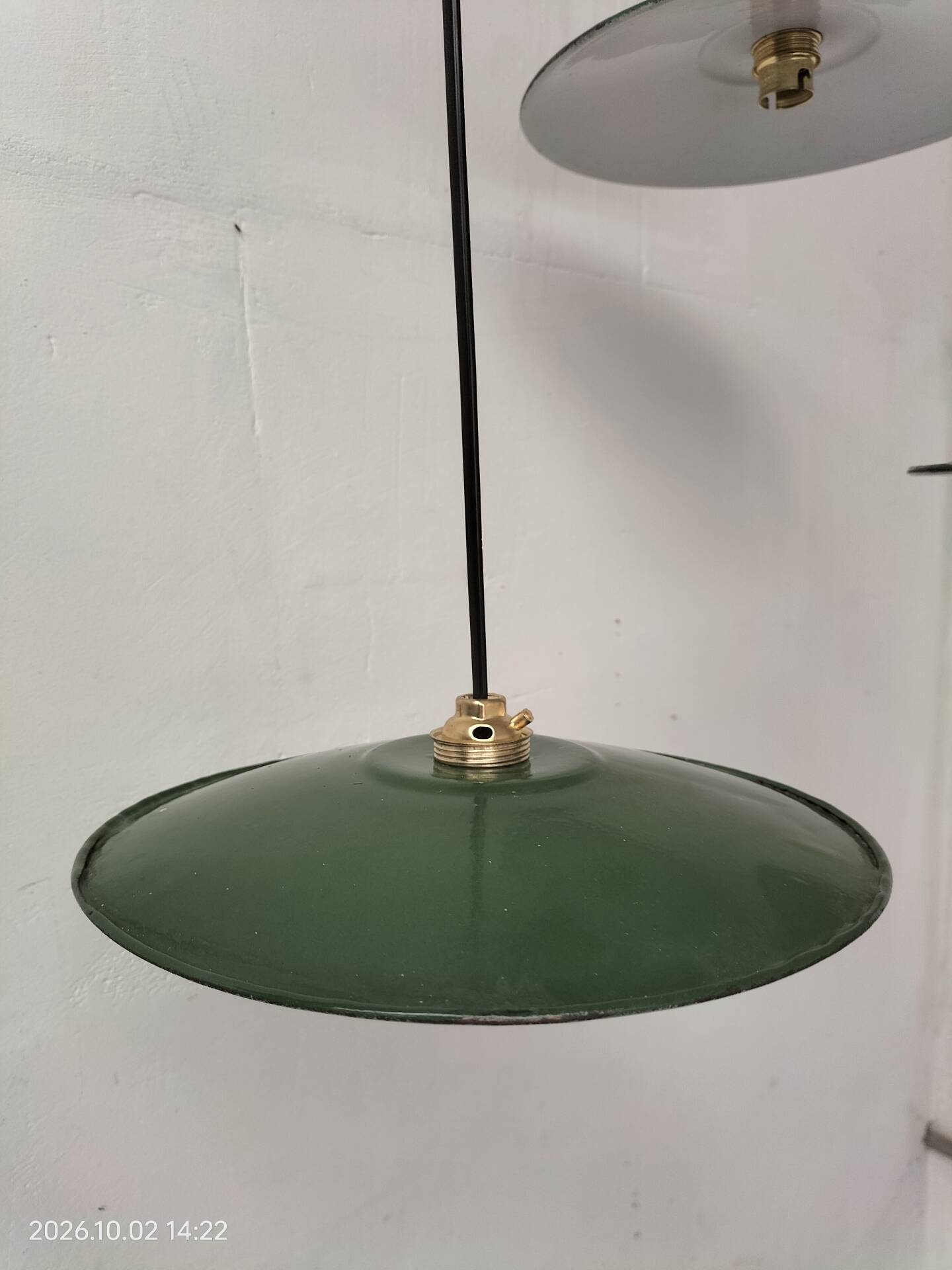 Suspensions in enamelled sheets