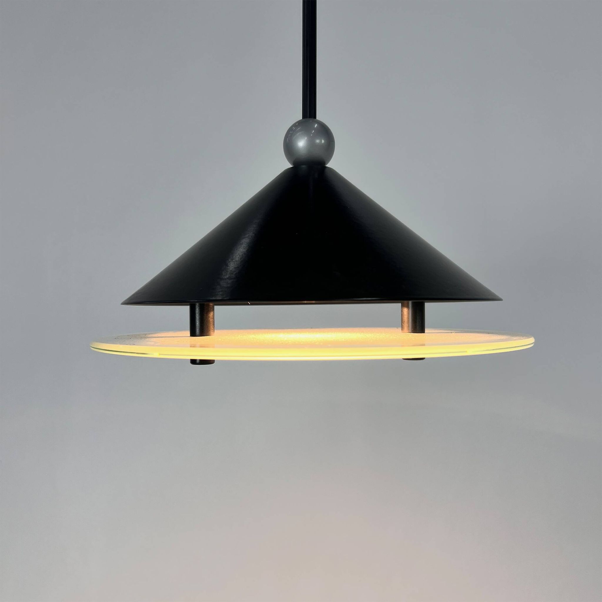 Suspension halogène postmoderne italienne, années 1980