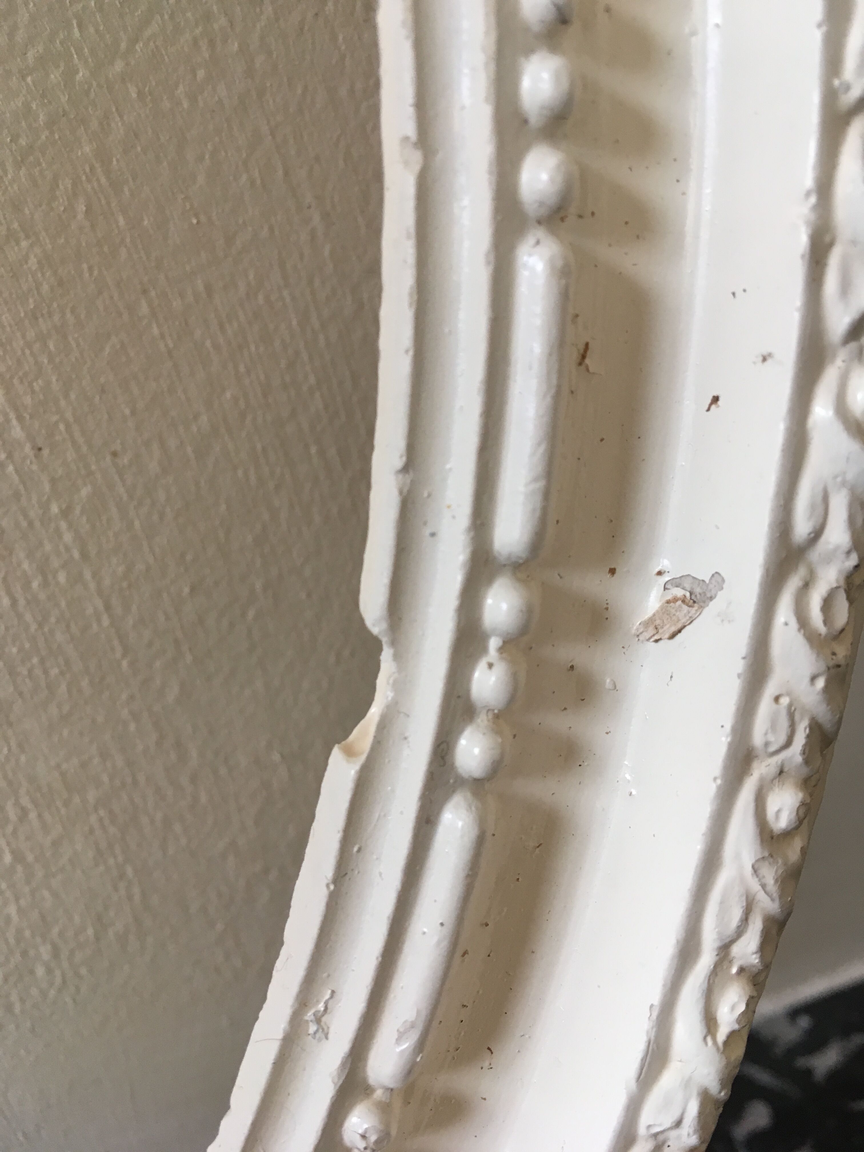 Set of 2 wooden frames of white color