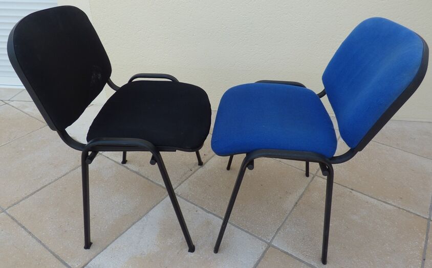 2 chaises empilables de tissus noir et bleu